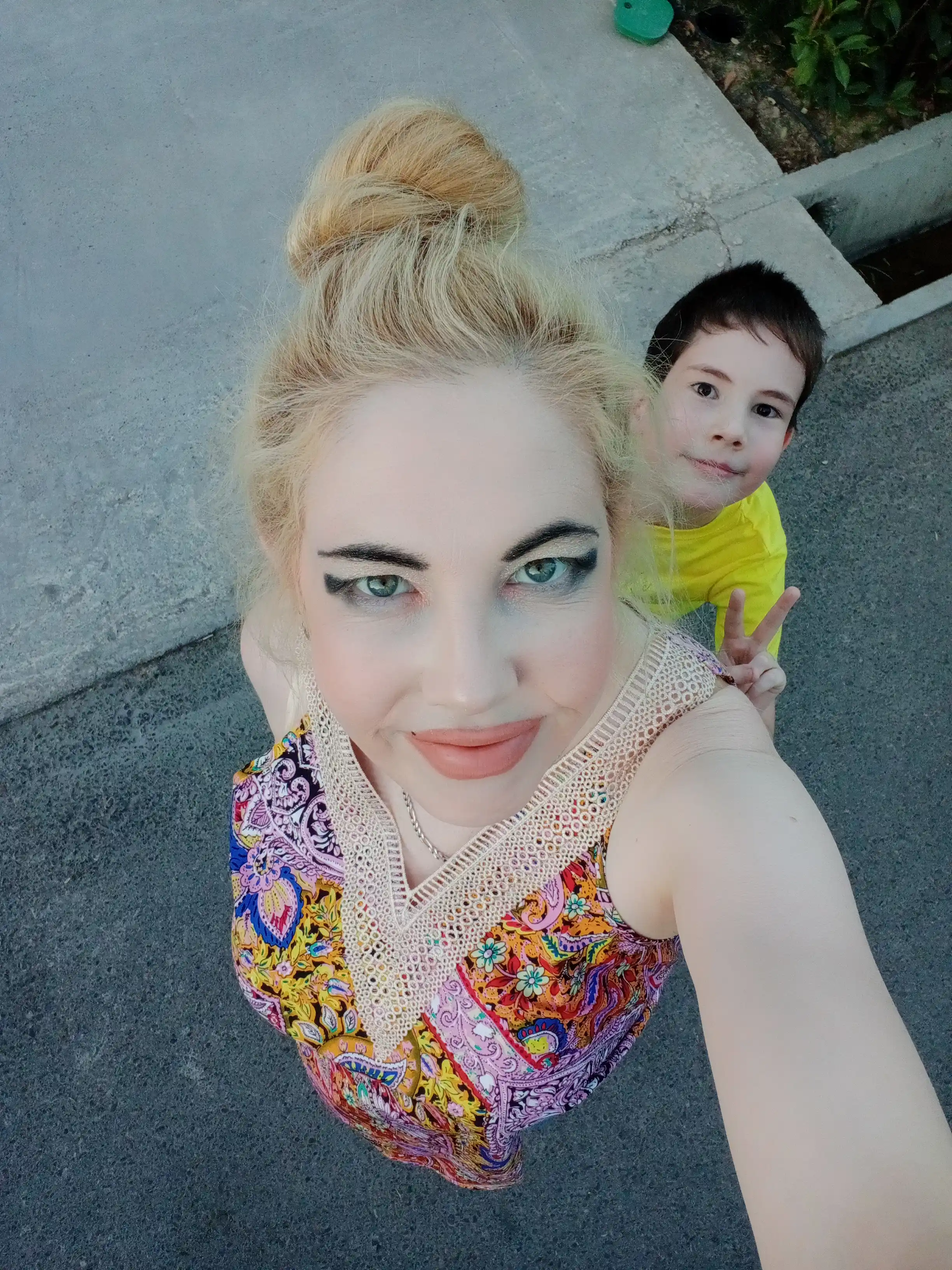Ayollar uchun yozgi yengsiz top, peysli naqsh va dantelli mayka