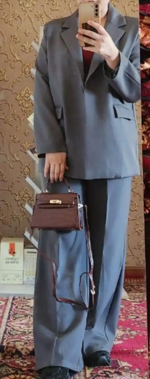 Ayollar klassik kostyumi shimi bilan