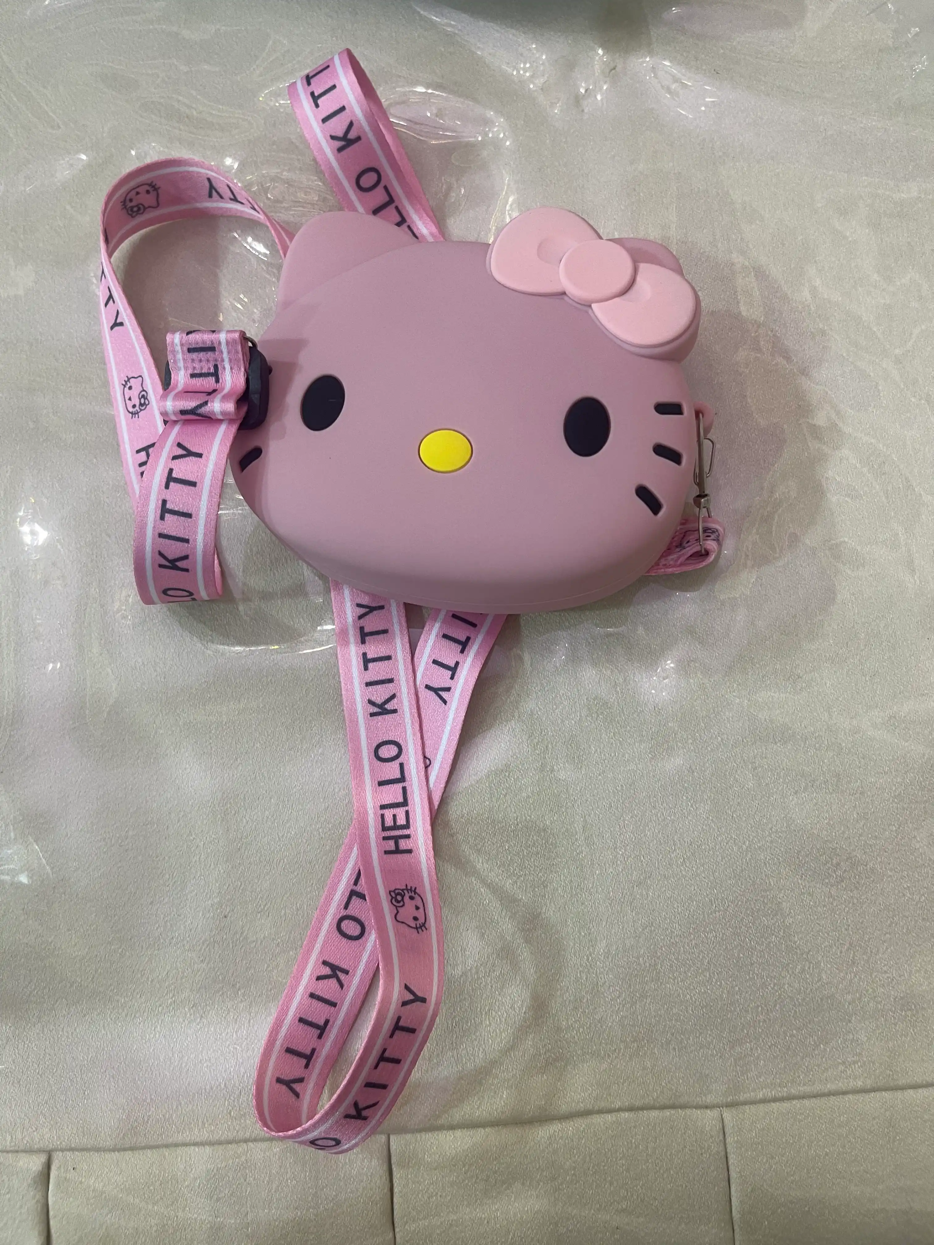 Kuromi maktabi qalamdon, Hello Kitty