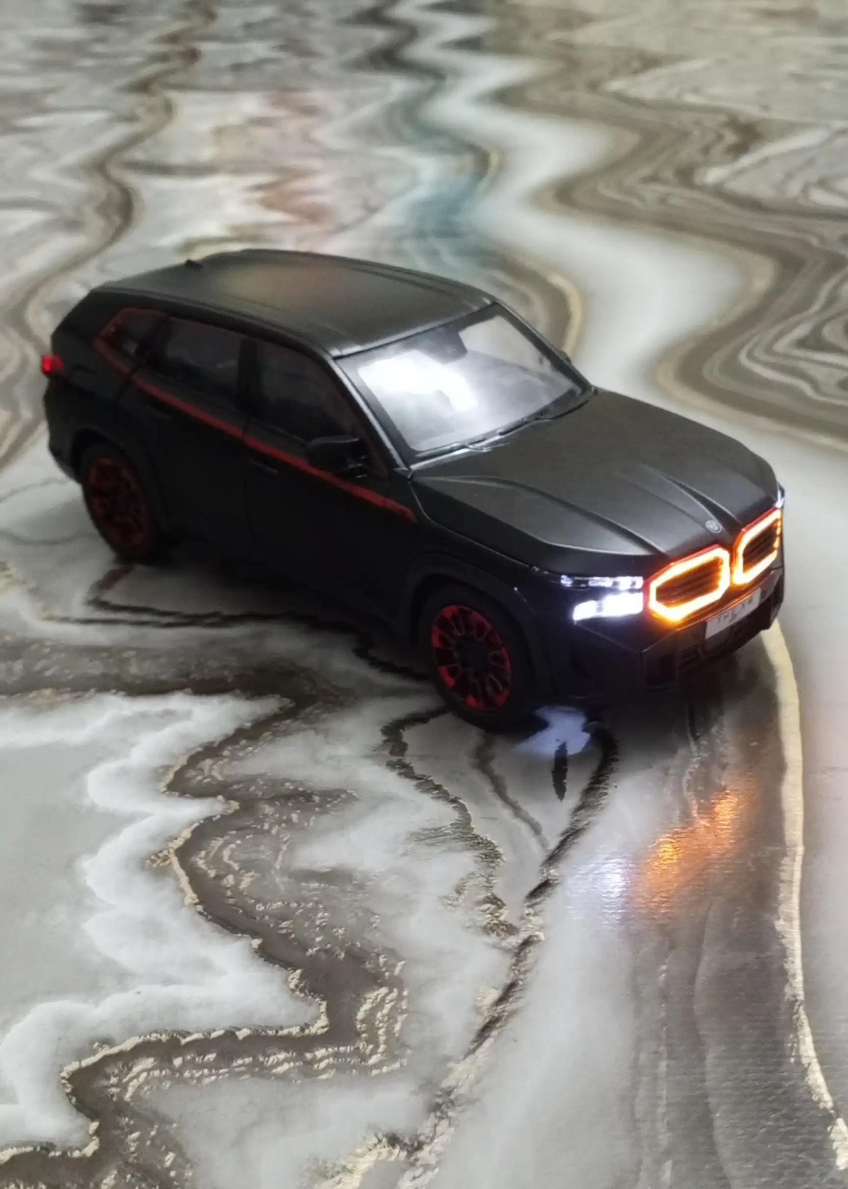 BMW avtomobil modeli, qora korpus va qizil aksentlar