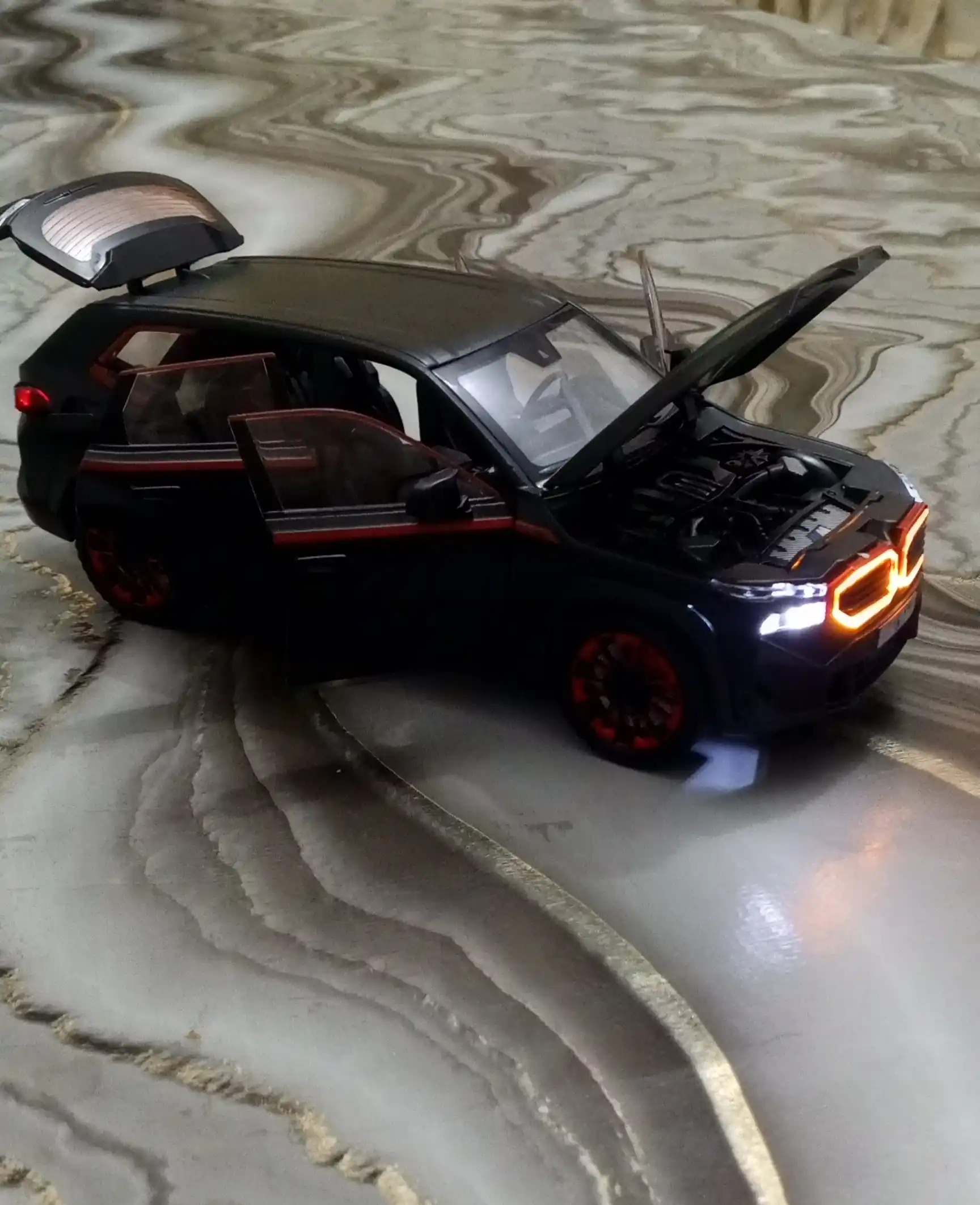 BMW avtomobil modeli, qora korpus va qizil aksentlar