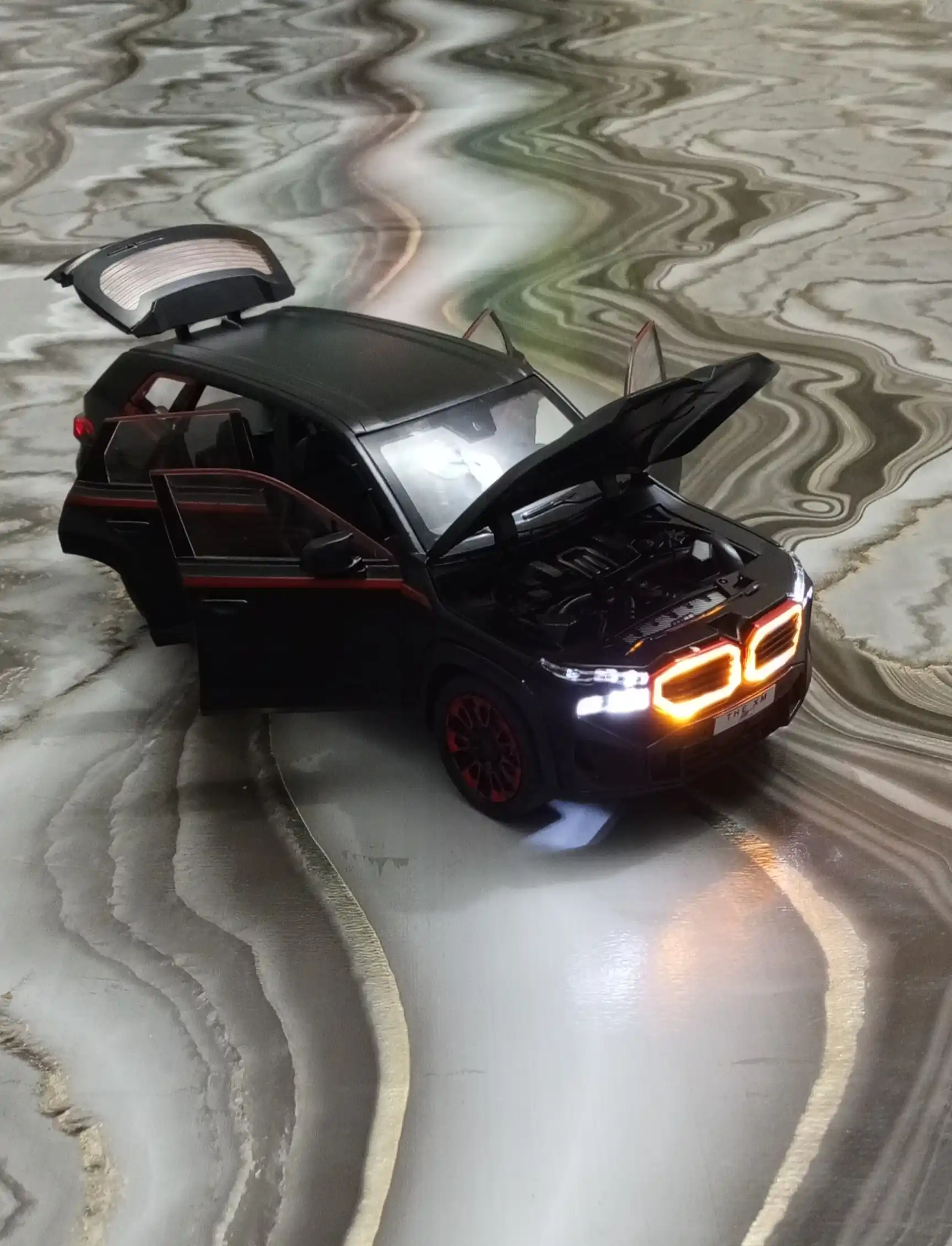 BMW avtomobil modeli, qora korpus va qizil aksentlar