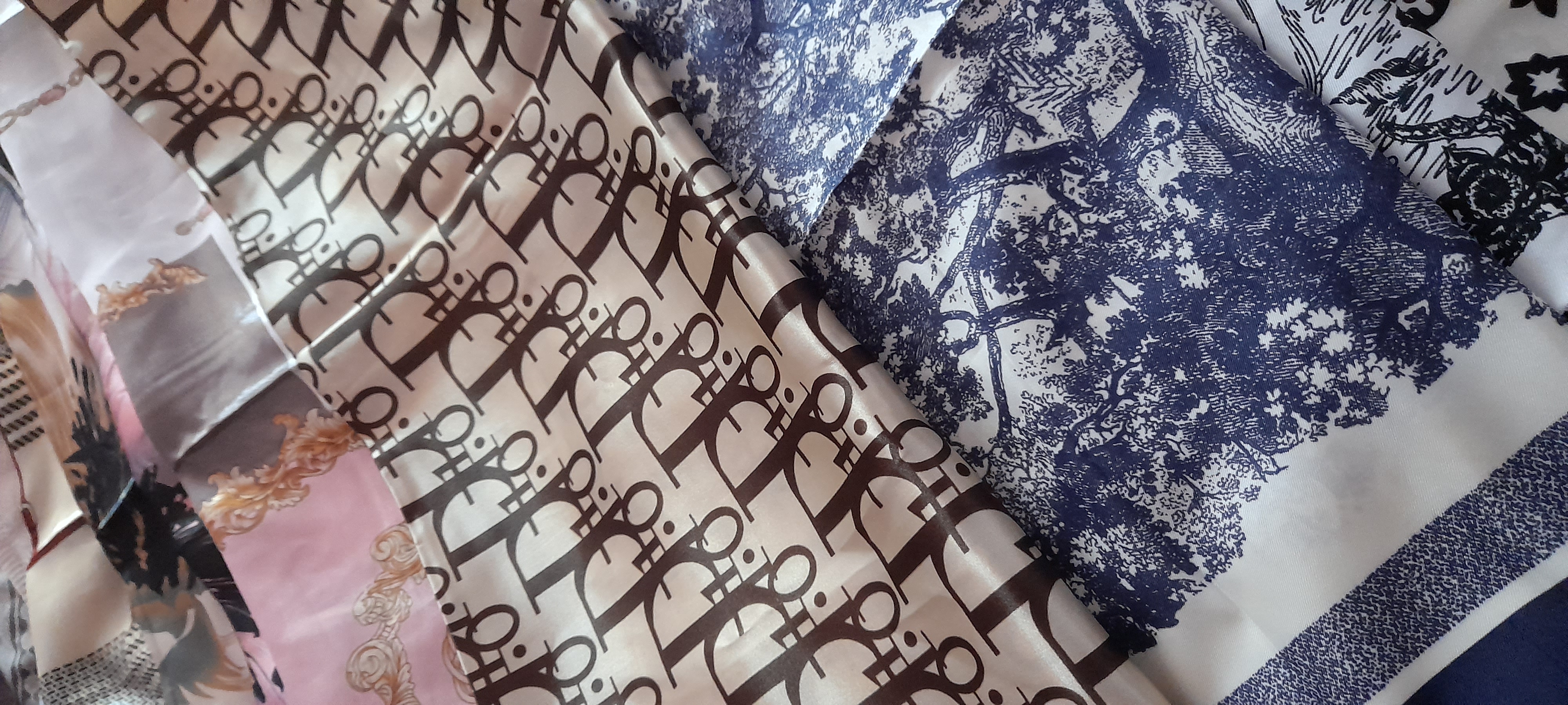 Dior ipak sharflari, hijoblar