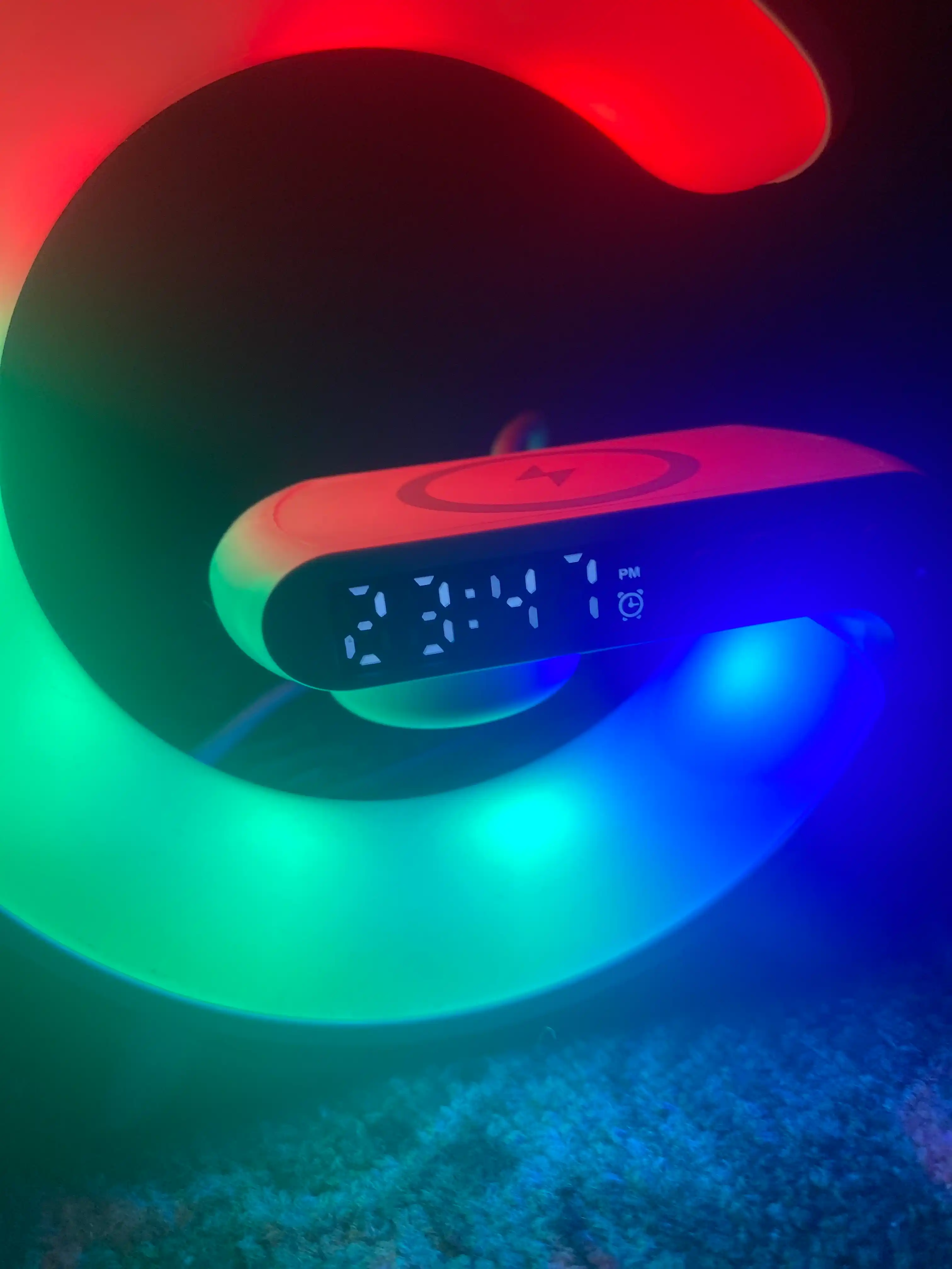 Bluetooth RGB kolonka, simsiz zaryadlash bilan