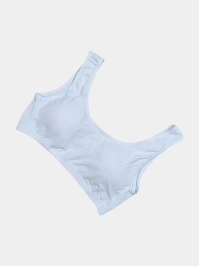 Oq ichki kiyimdagi qiz yechinyapti