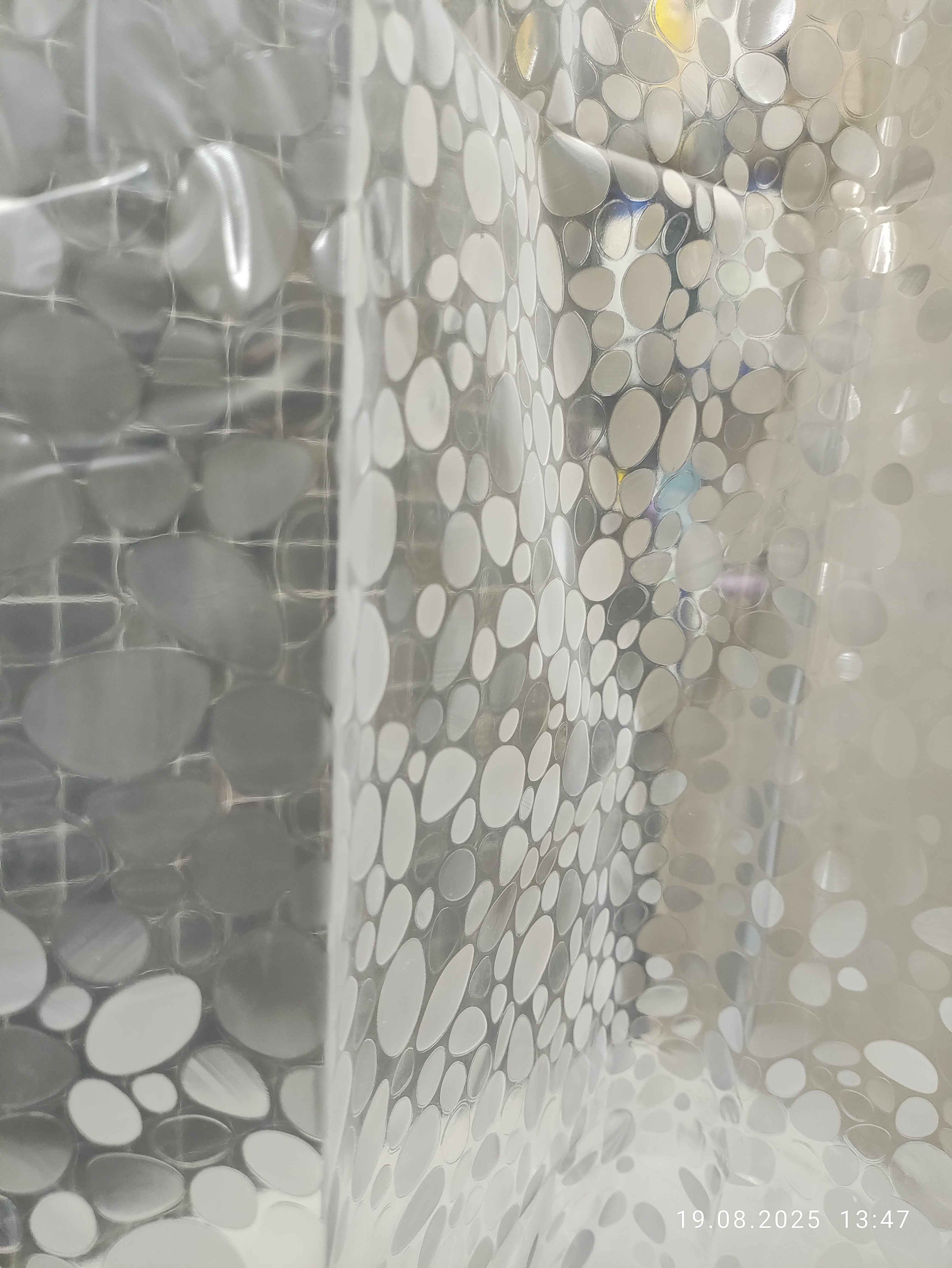 mini yubkadagi mushuk Kichkintoy kiygan qizning mushukchasi chiqib turgan surati