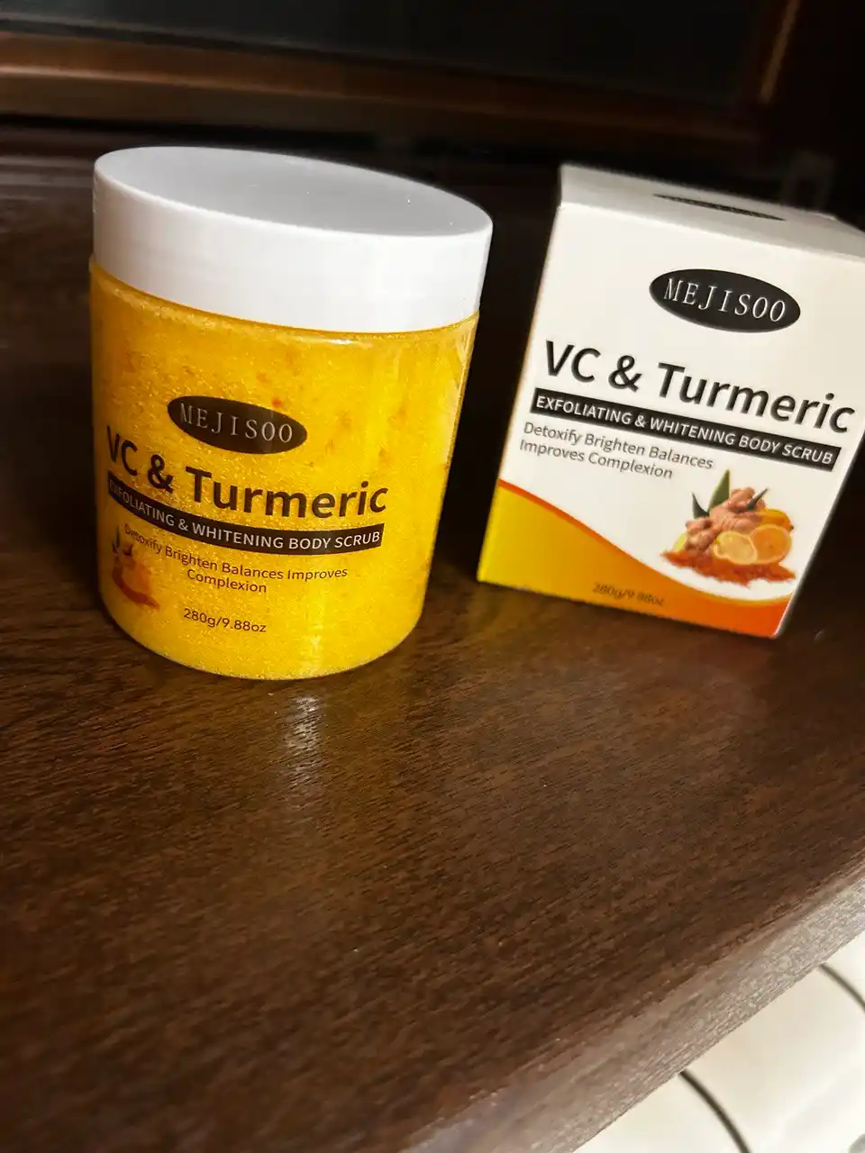 Kurkuma va C vitamini bilan badan va yuz uchun oqartiruvchi skrab
