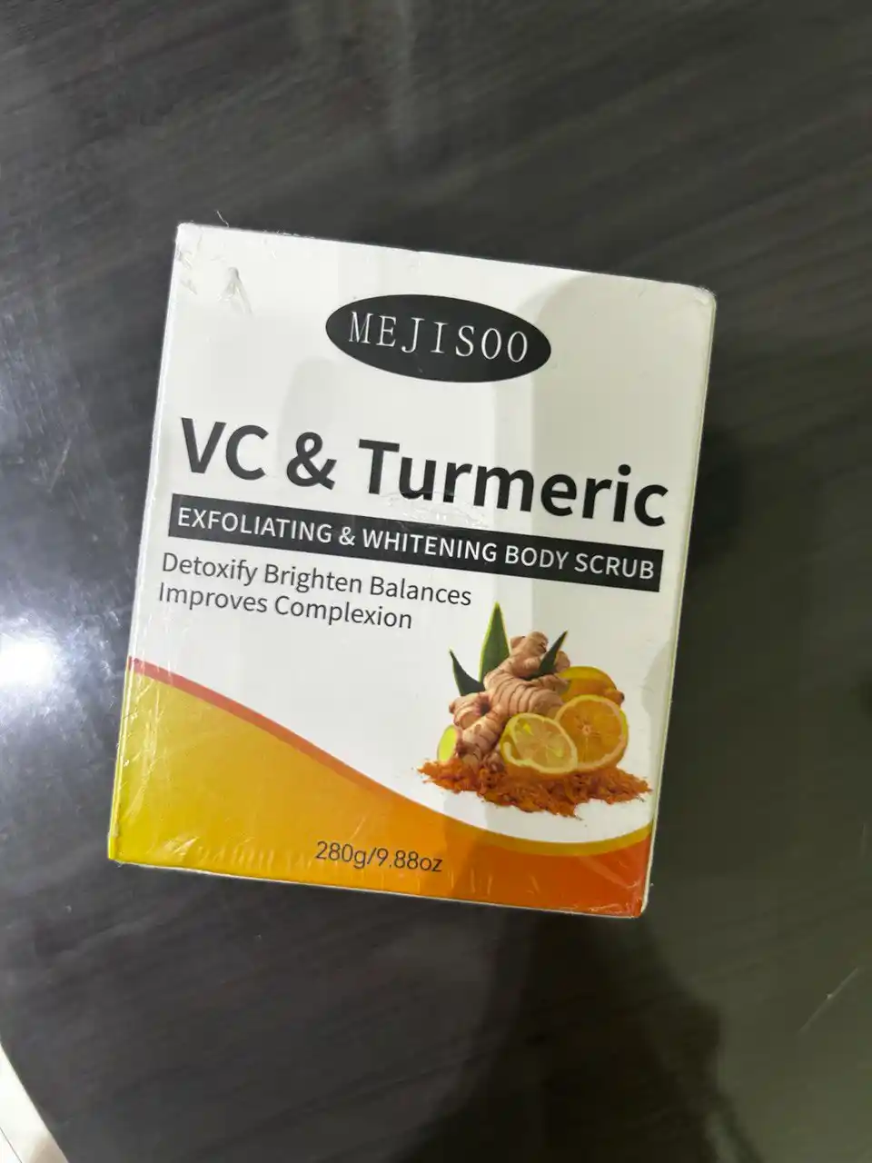 Kurkuma va C vitamini bilan badan va yuz uchun oqartiruvchi skrab