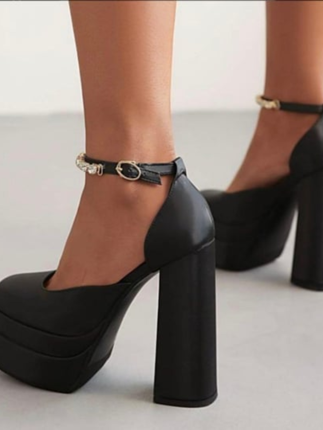 Mushuklarni yalayotgan erkaklarning porno fotosuratlari