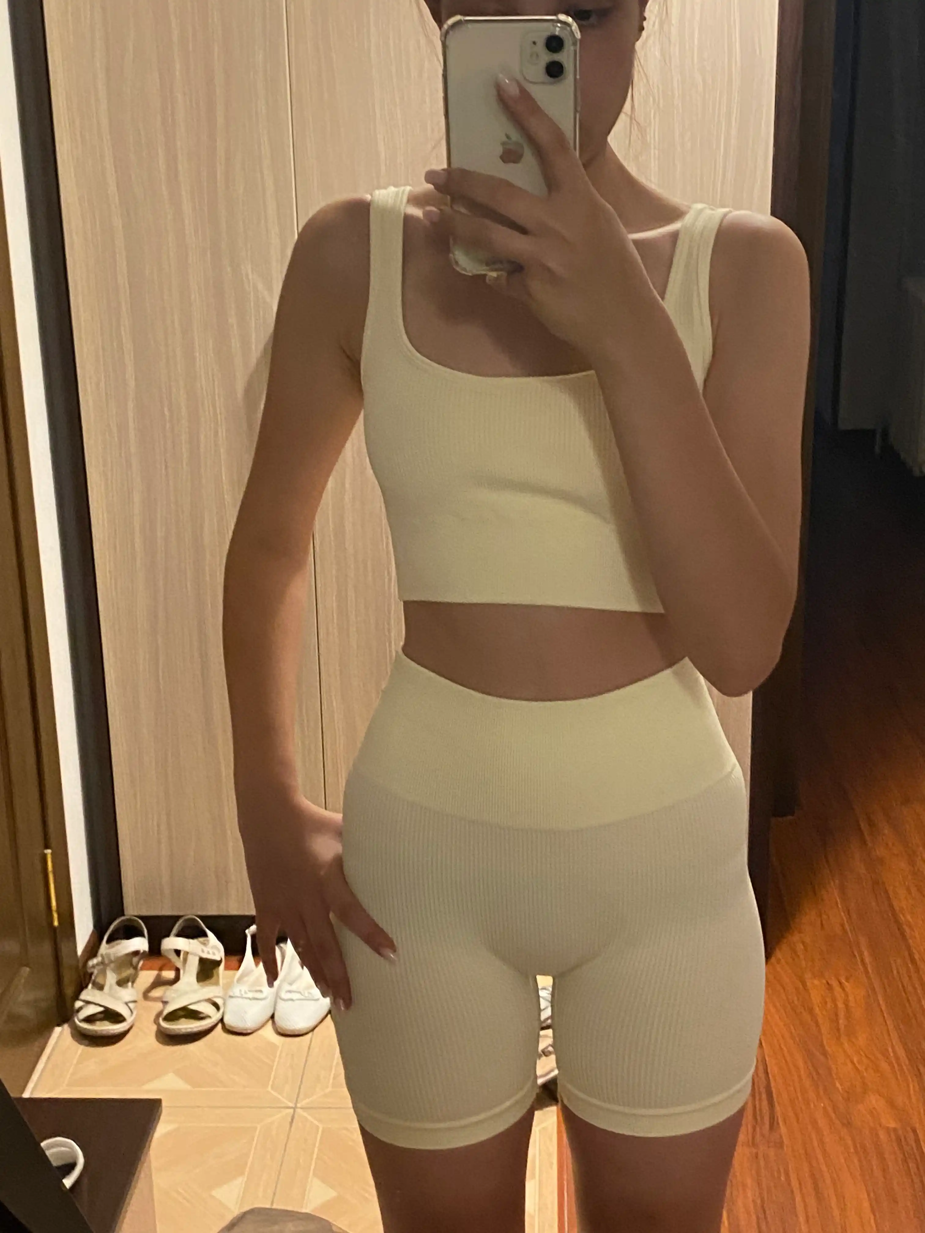 Ayollar sport kostyumi, top va shortiklar, yo‘lli ayollar sport kiyimi