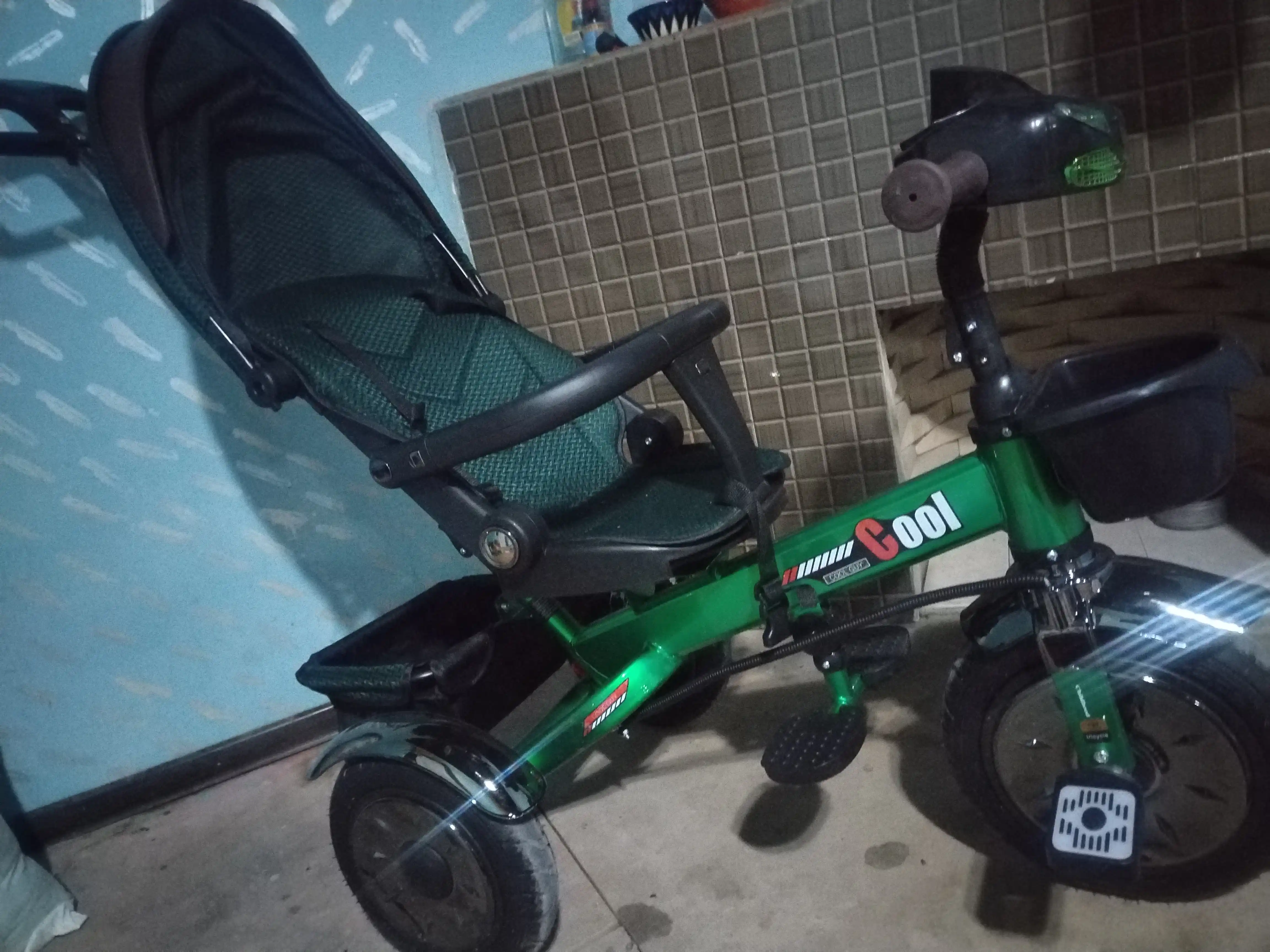 Bolalar uchun uch g'ildirakli velosiped, musiqa va yorug'lik bilan