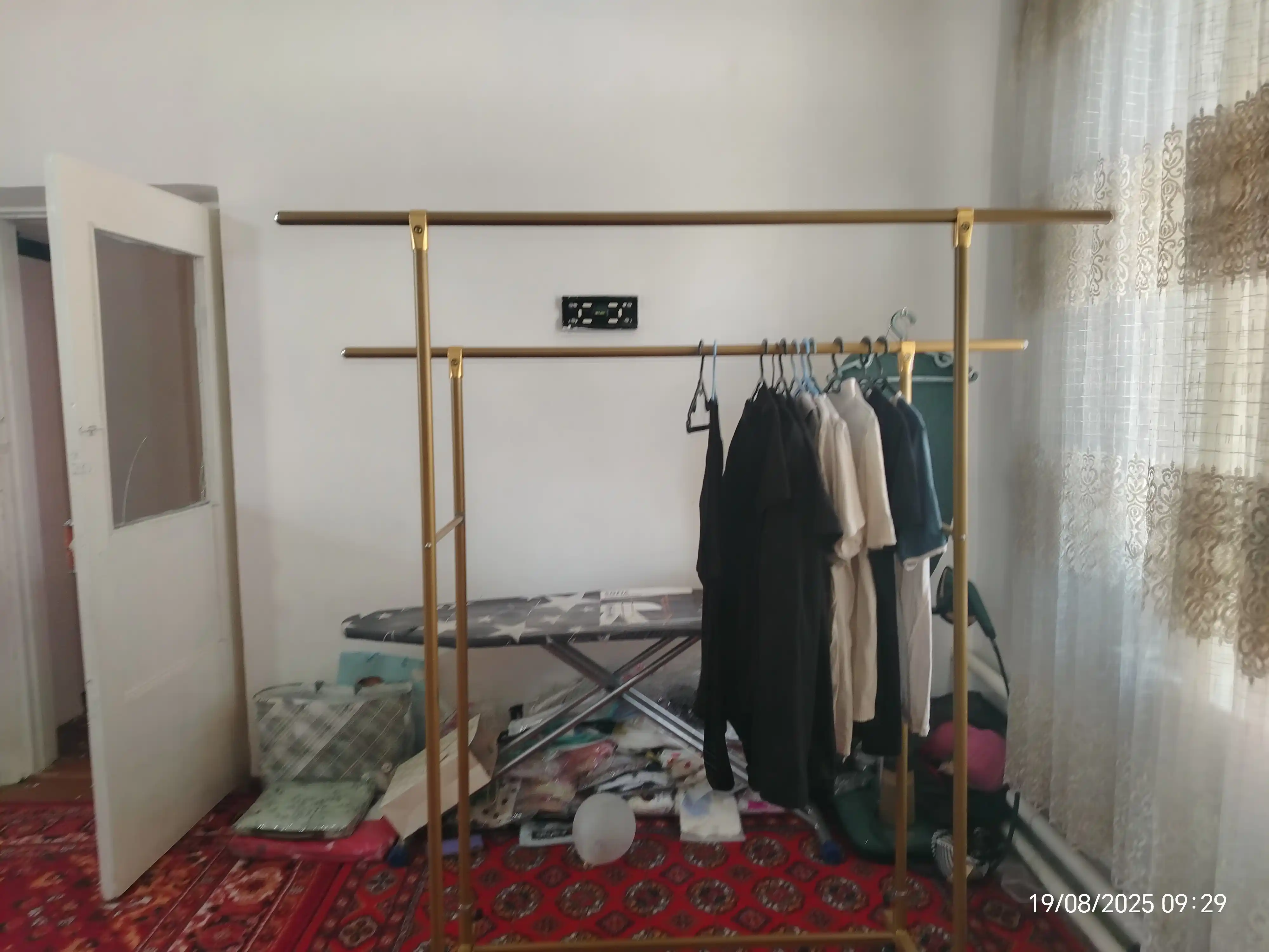 Вешалка для одежды оснащена железными колесиками, прочная и выдерживает вес до 100 кг
