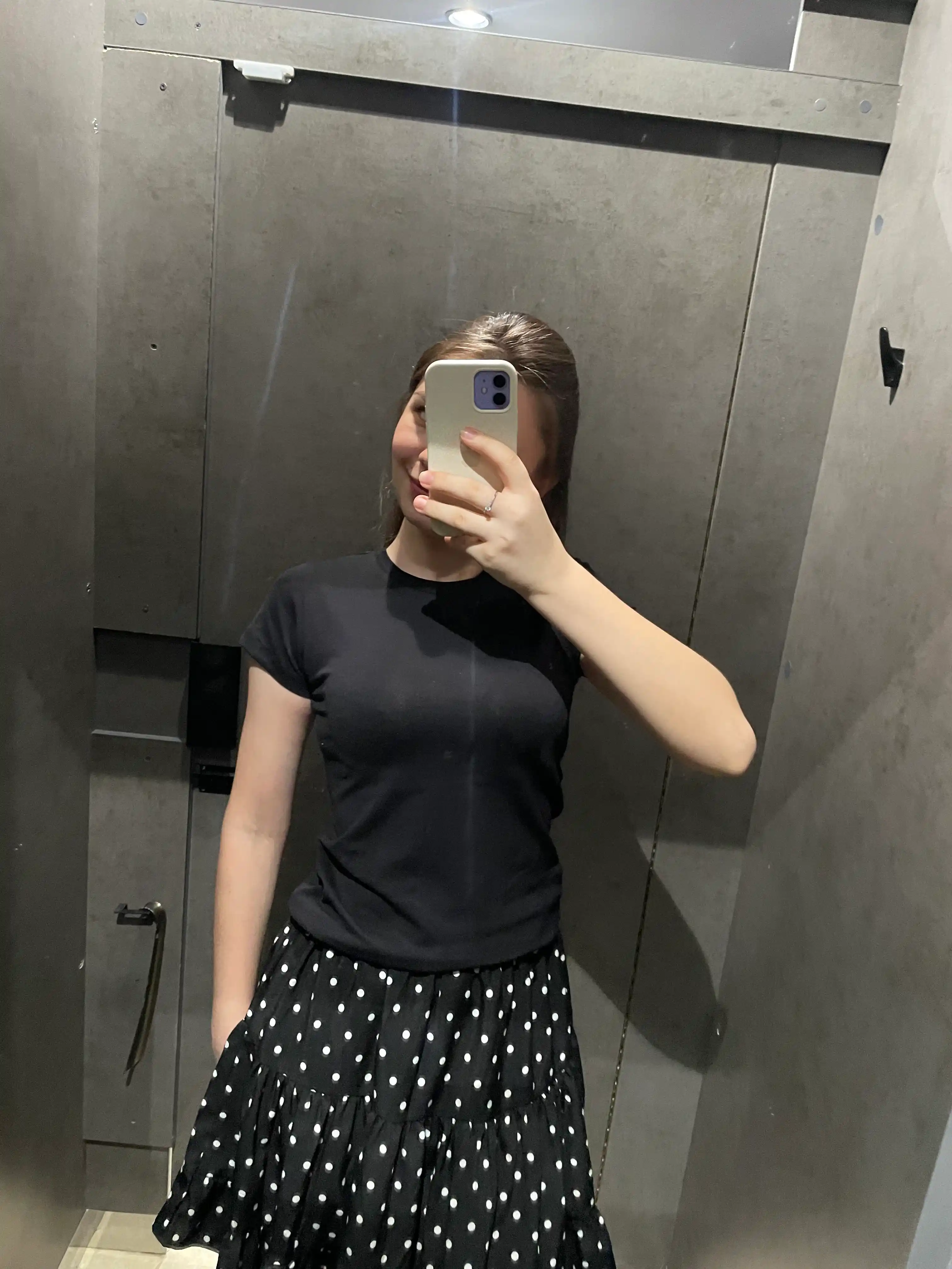 Ayollar uchun asosiy yopishqoq futbolka Skims, Miss Berfin