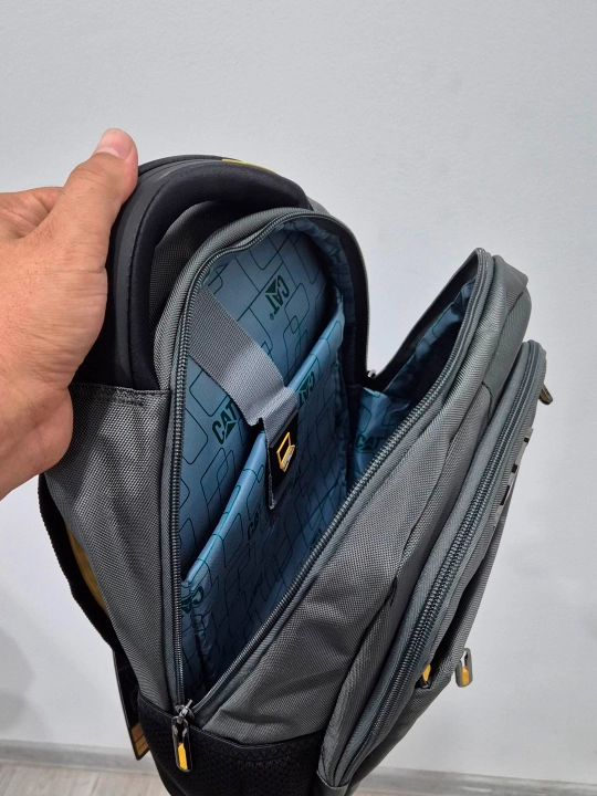 Maktab uchun erkaklar ryukzagi Caterpillar CAT 0186# — 30×38×12 sm, noutbuk uchun bo‘limli