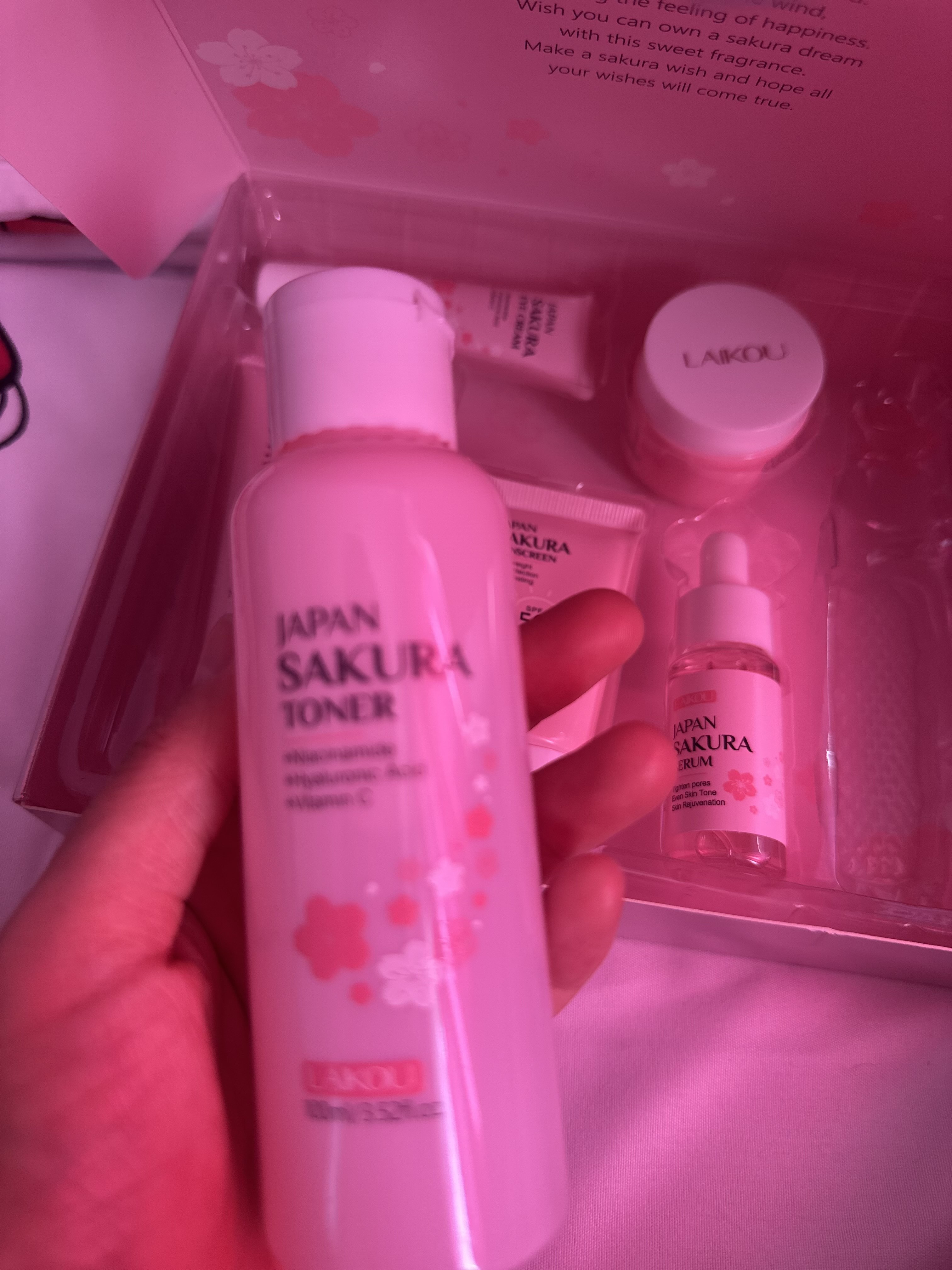 Sakura qarishga qarshi kosmetika sovg‘a to‘plami: atirgul ekstrakti bilan