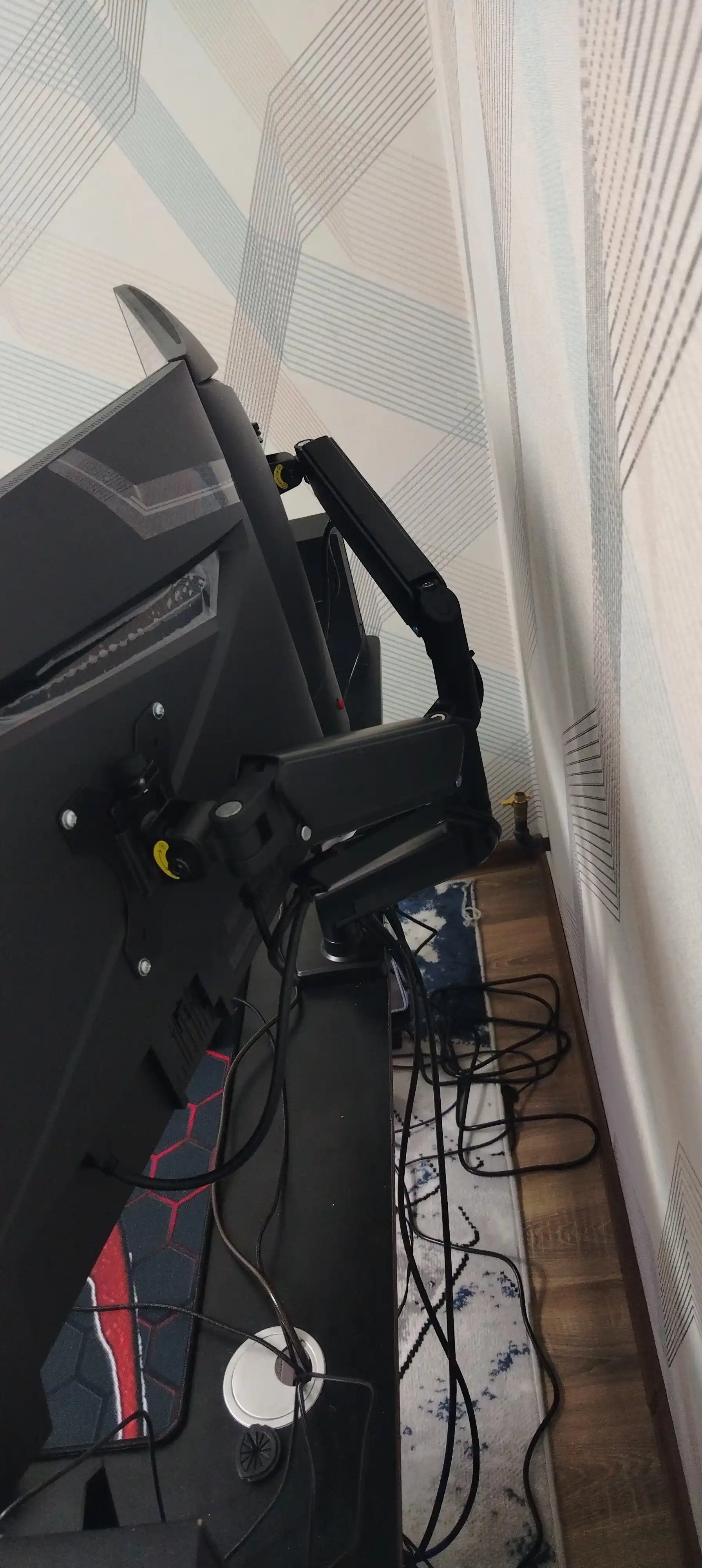 Monitor va televizor uchun stol kronshteyni