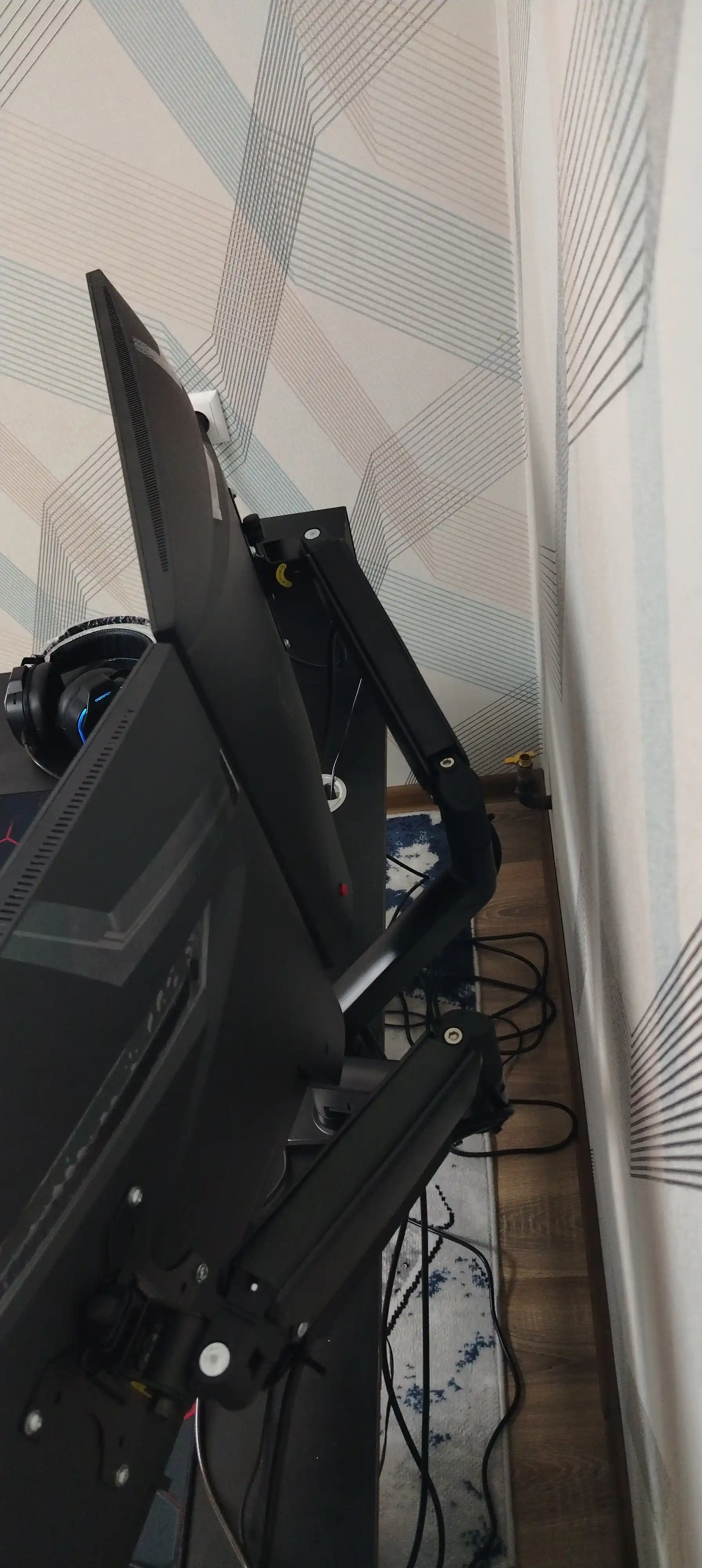 Monitor va televizor uchun stol kronshteyni