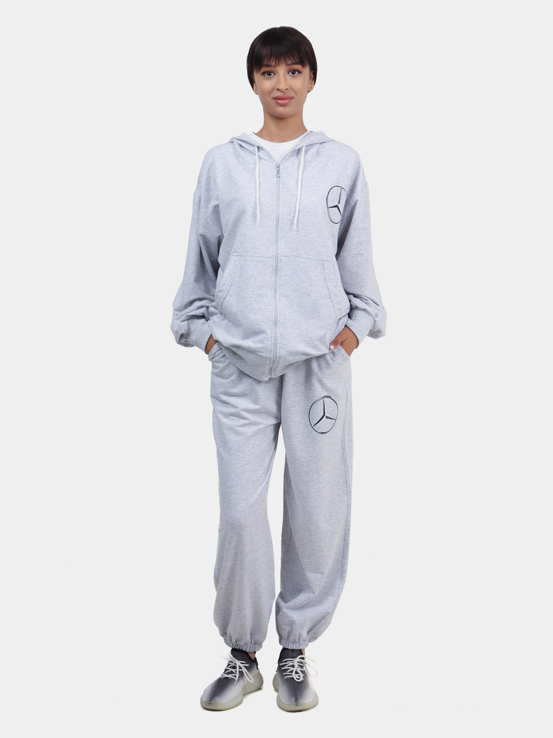 Yalangoch yigit videoda sanatkorlarga suratga tushmoqda. Oyoq uchida orqadan tik turgan holatda porno video