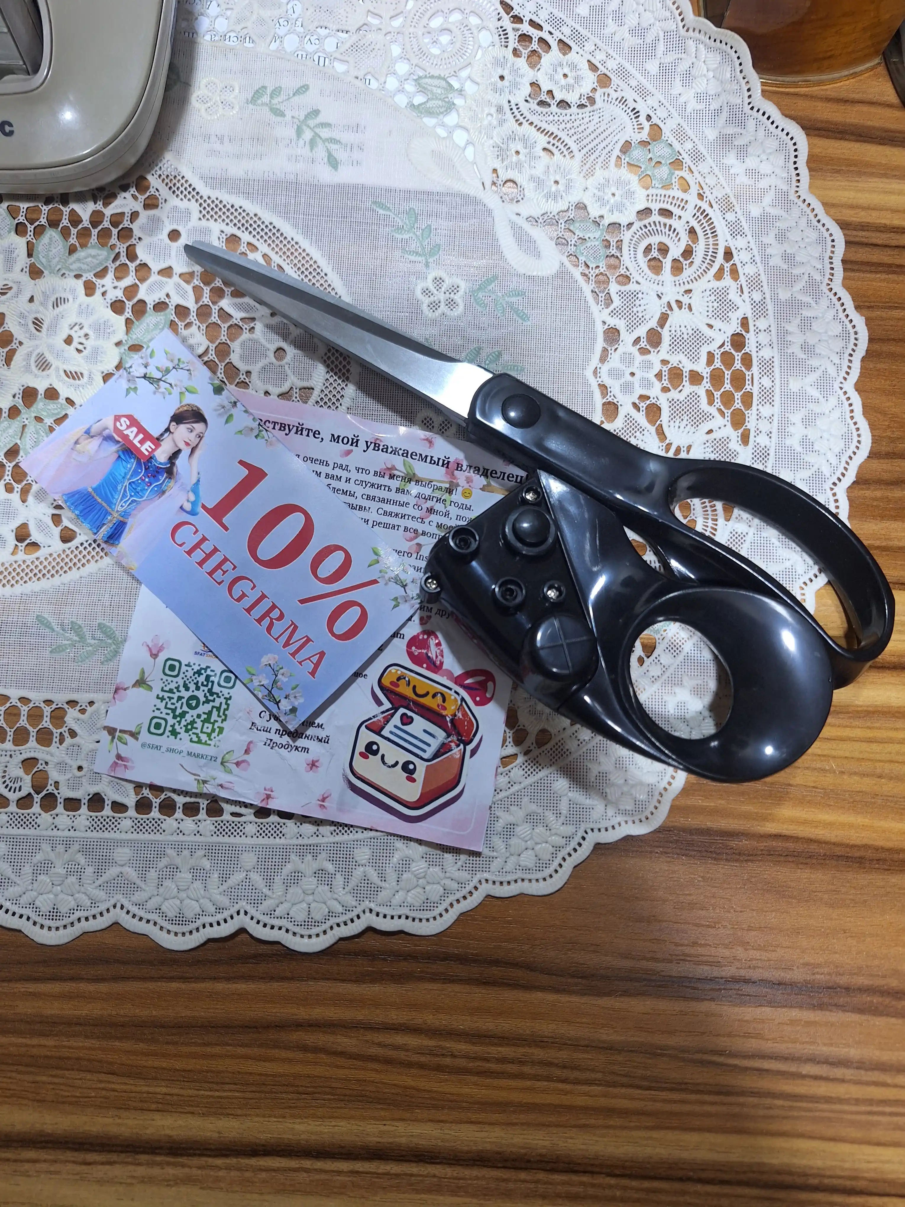 Gazlamani to‘g‘ri va tez kesish uchun lazerli qaychi