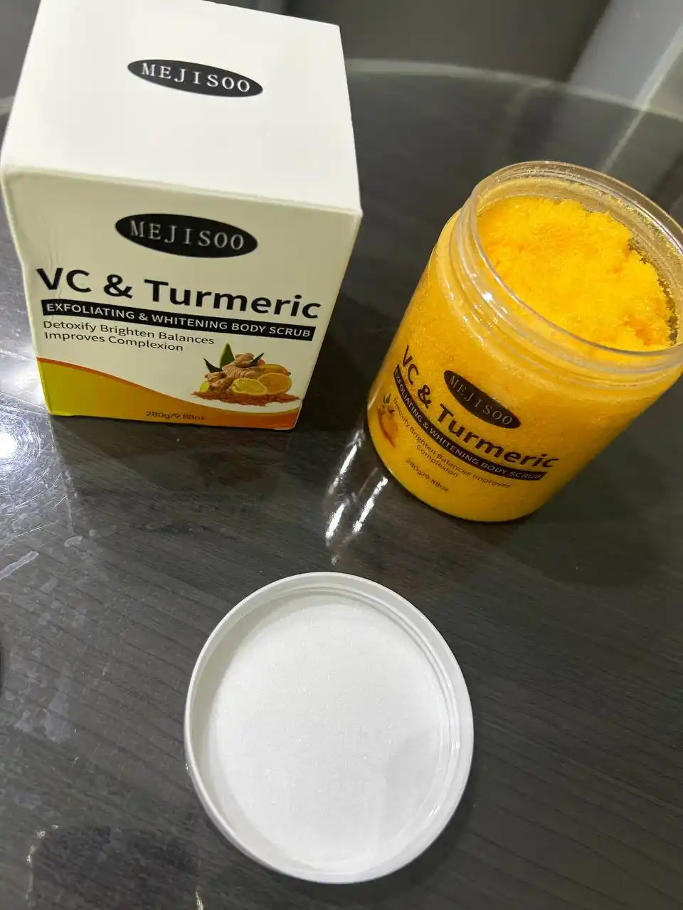 Kurkuma va C vitamini bilan badan va yuz uchun oqartiruvchi skrab