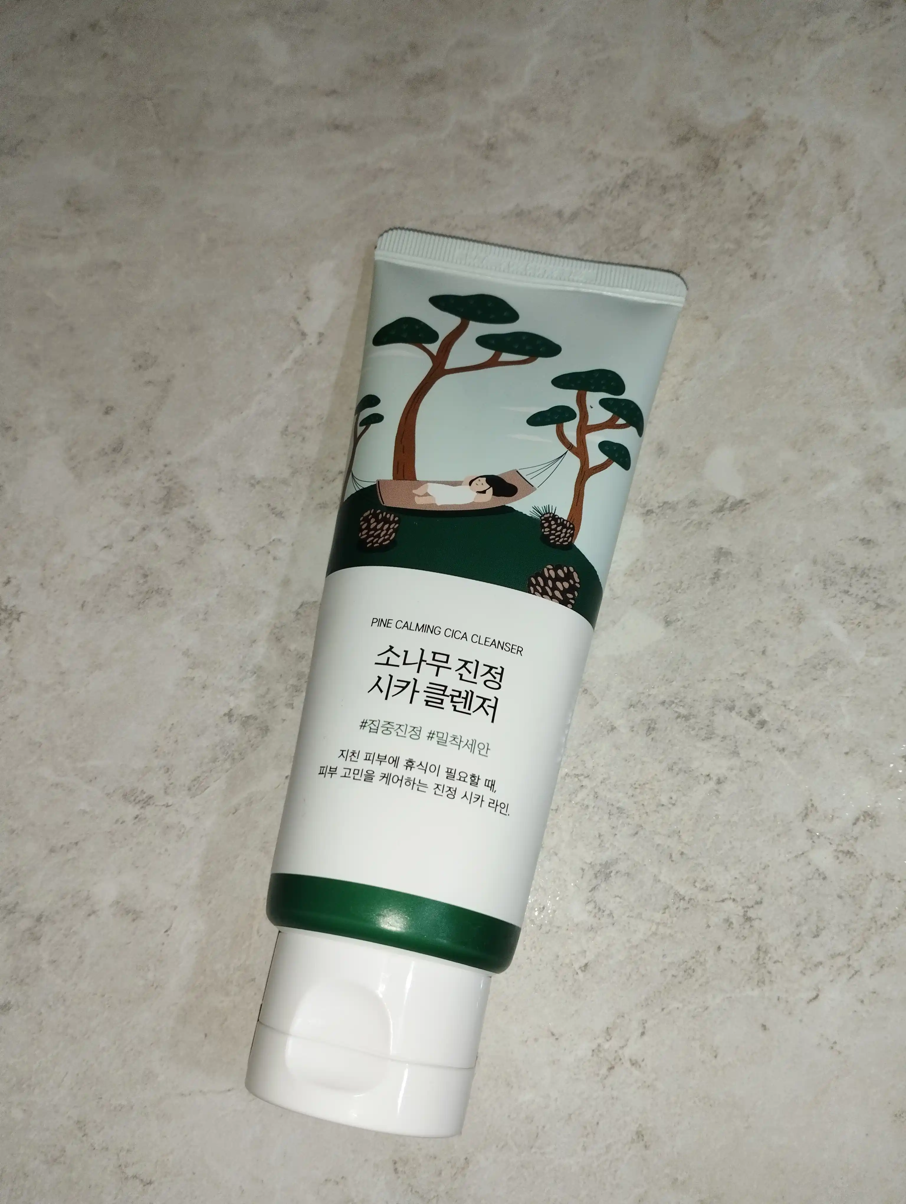 Пенка с экстрактом сосны и центеллы для проблемной кожи Round Lab Pine Cica Cleanser