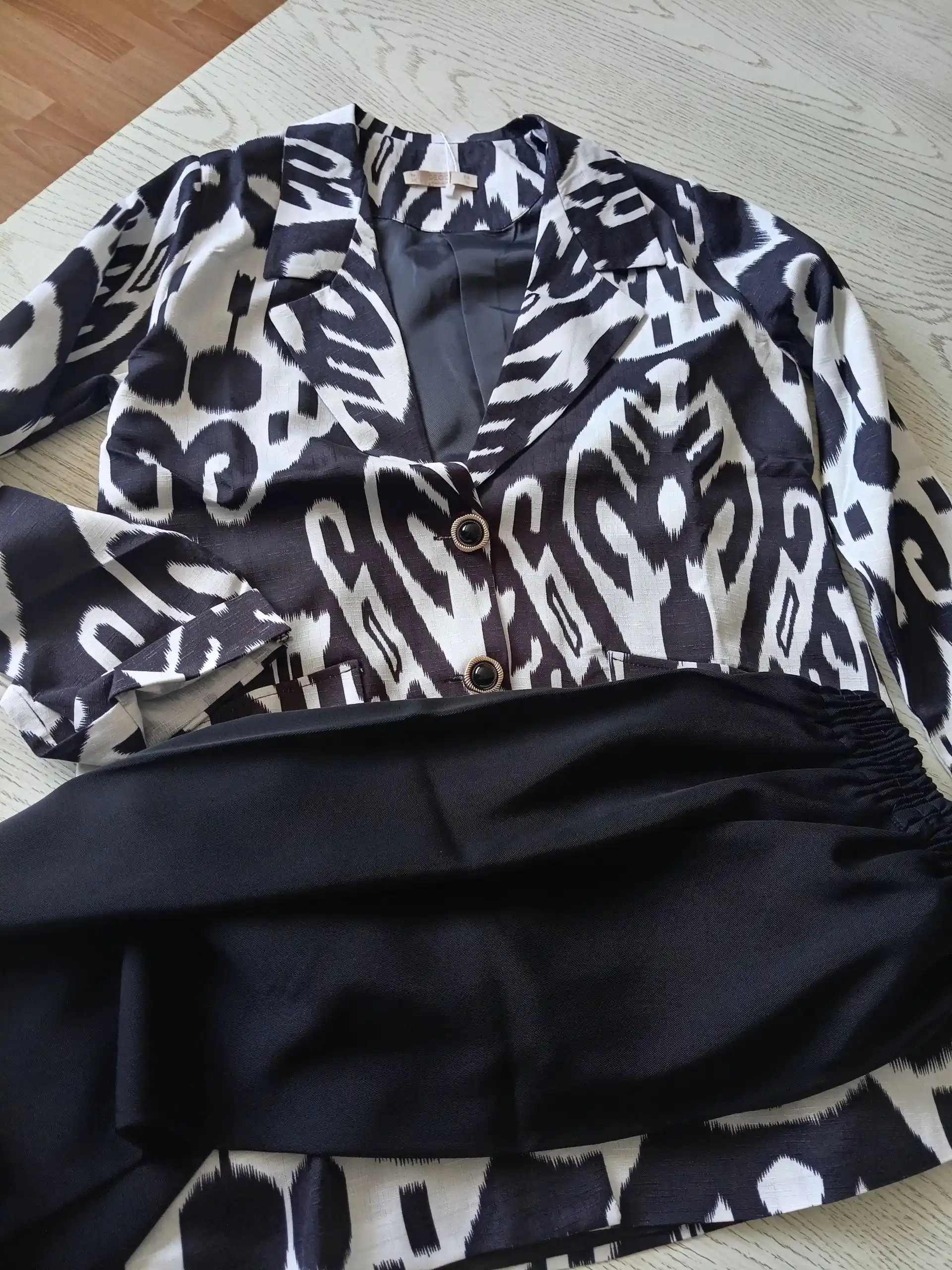 DEGO, ayollar kostyumi ikkilik: jaket va shim, ikat bosma, M-7XL o‘lchamlari