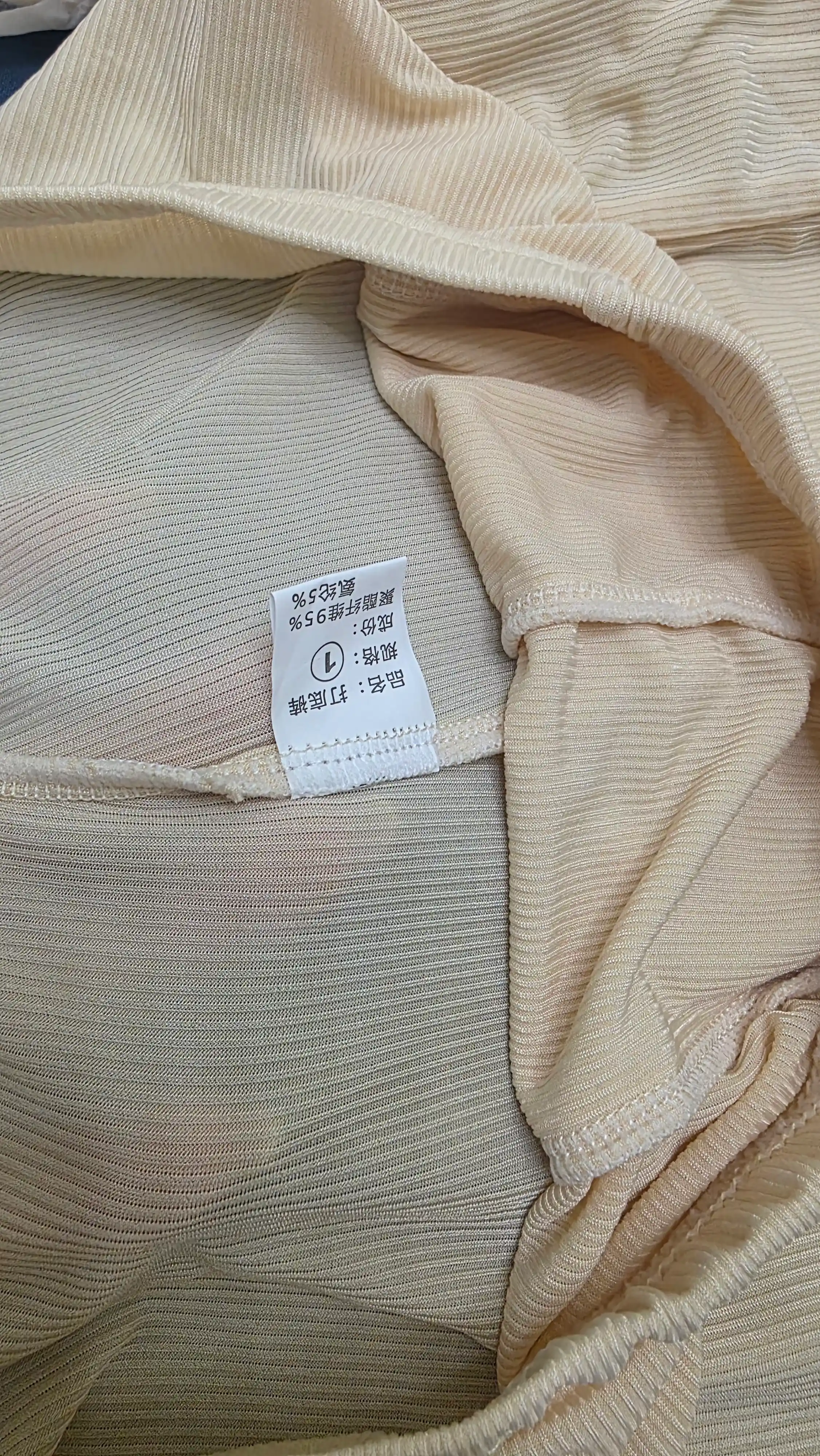 Ayollar uchun qisqa yengli yubka