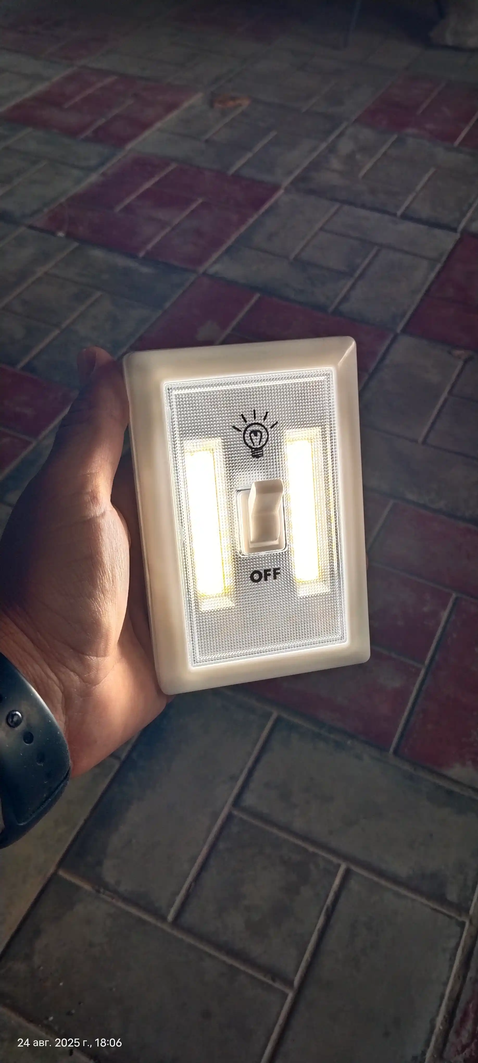 Simsiz COB LED kalit chiroq, batareykali devor va shkaf yoritgichi