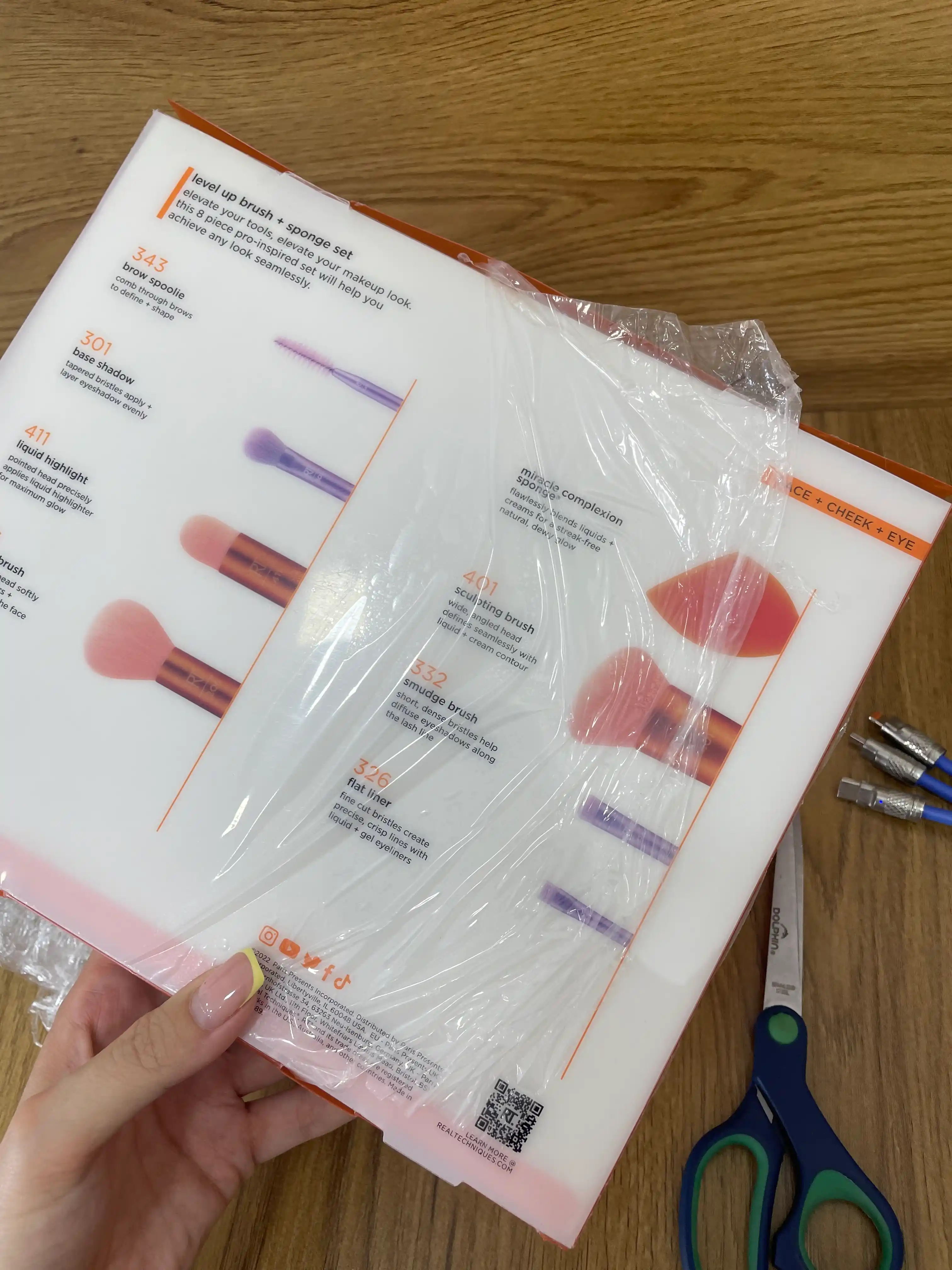 Real Techniques makiyaj uchun gubkali kosmetik cho‘tkalar to‘plami. Pardoz uchun kistochka