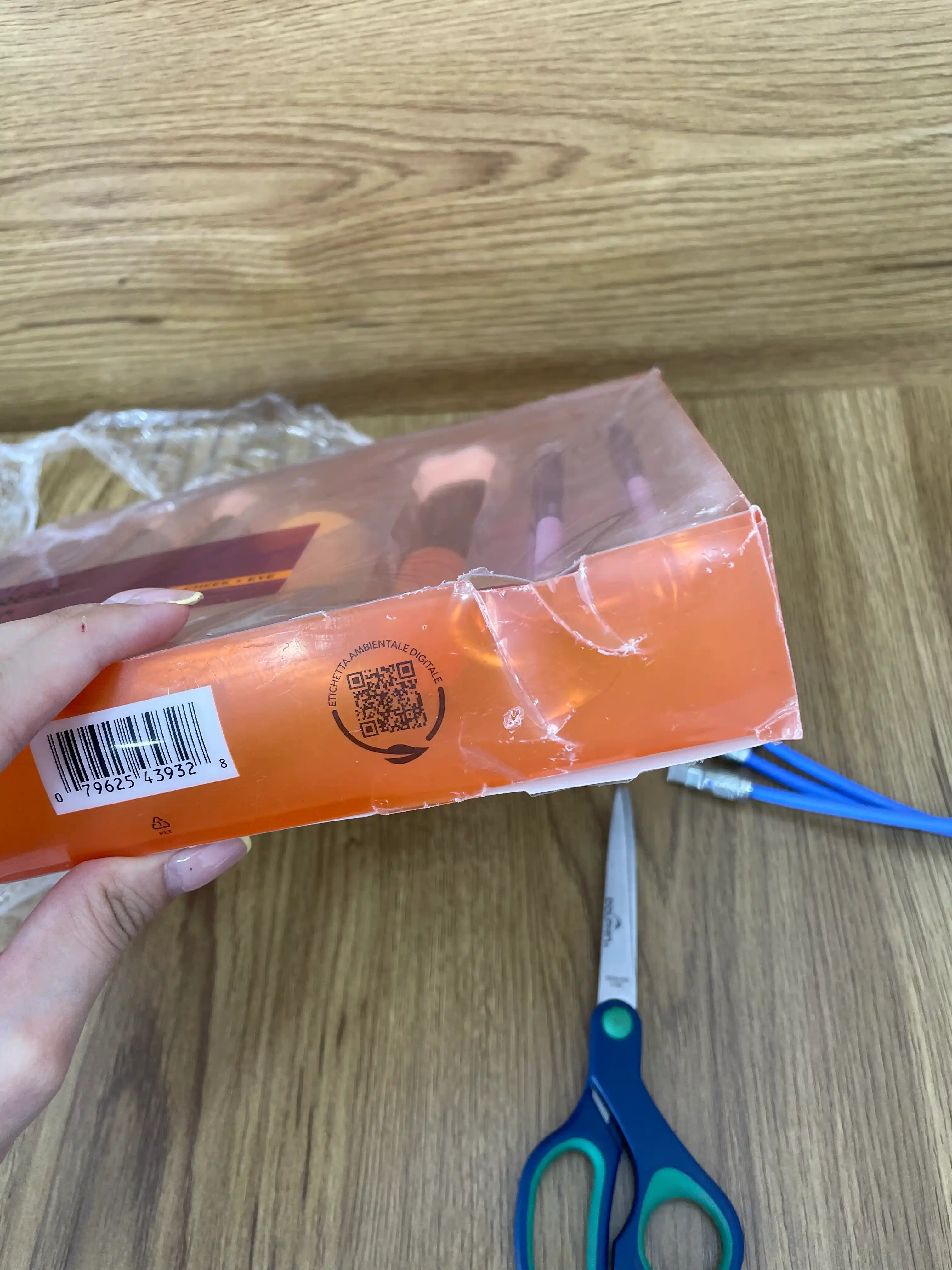 Real Techniques makiyaj uchun gubkali kosmetik cho‘tkalar to‘plami. Pardoz uchun kistochka