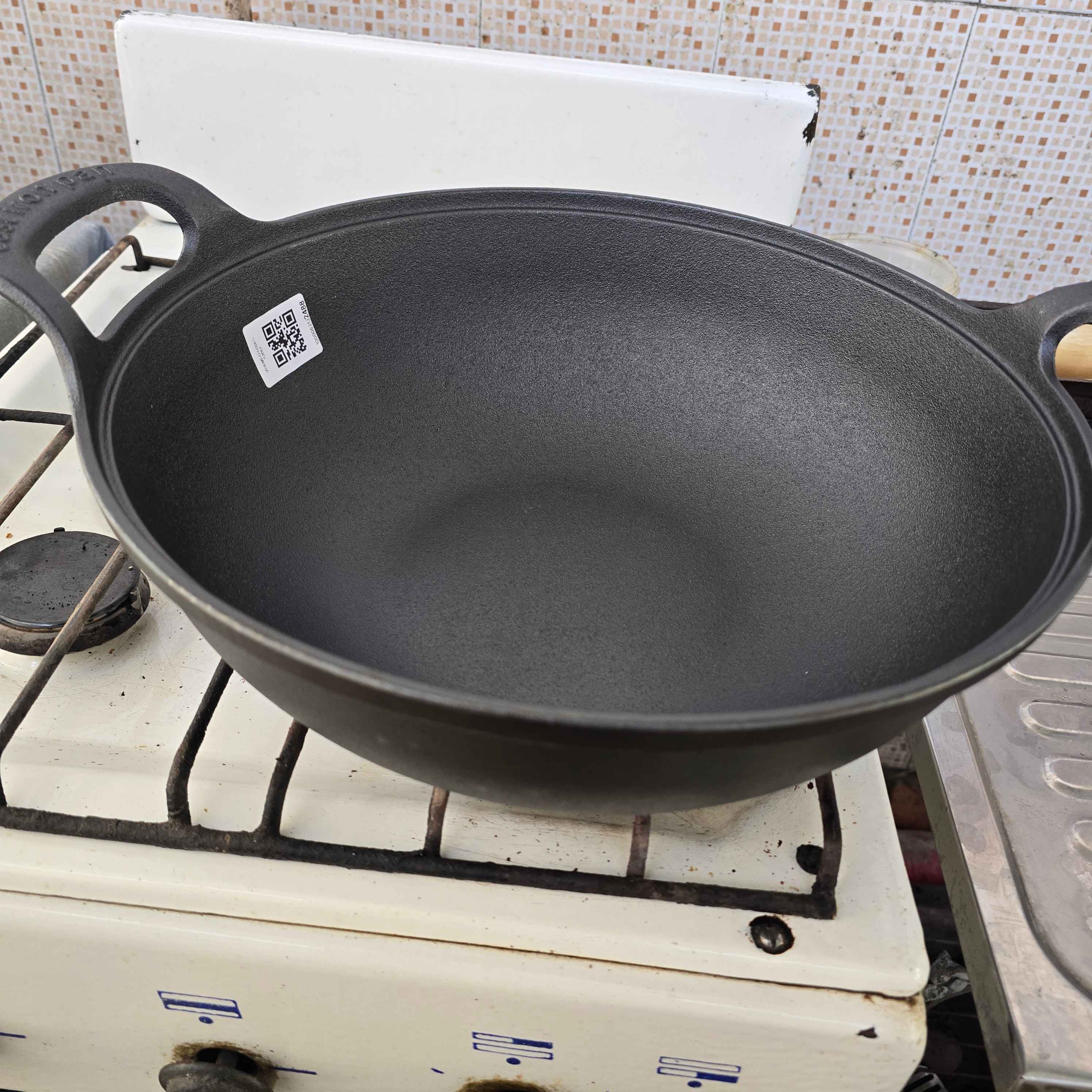 Tort oyoq ustida turgan jojaning fotosurati