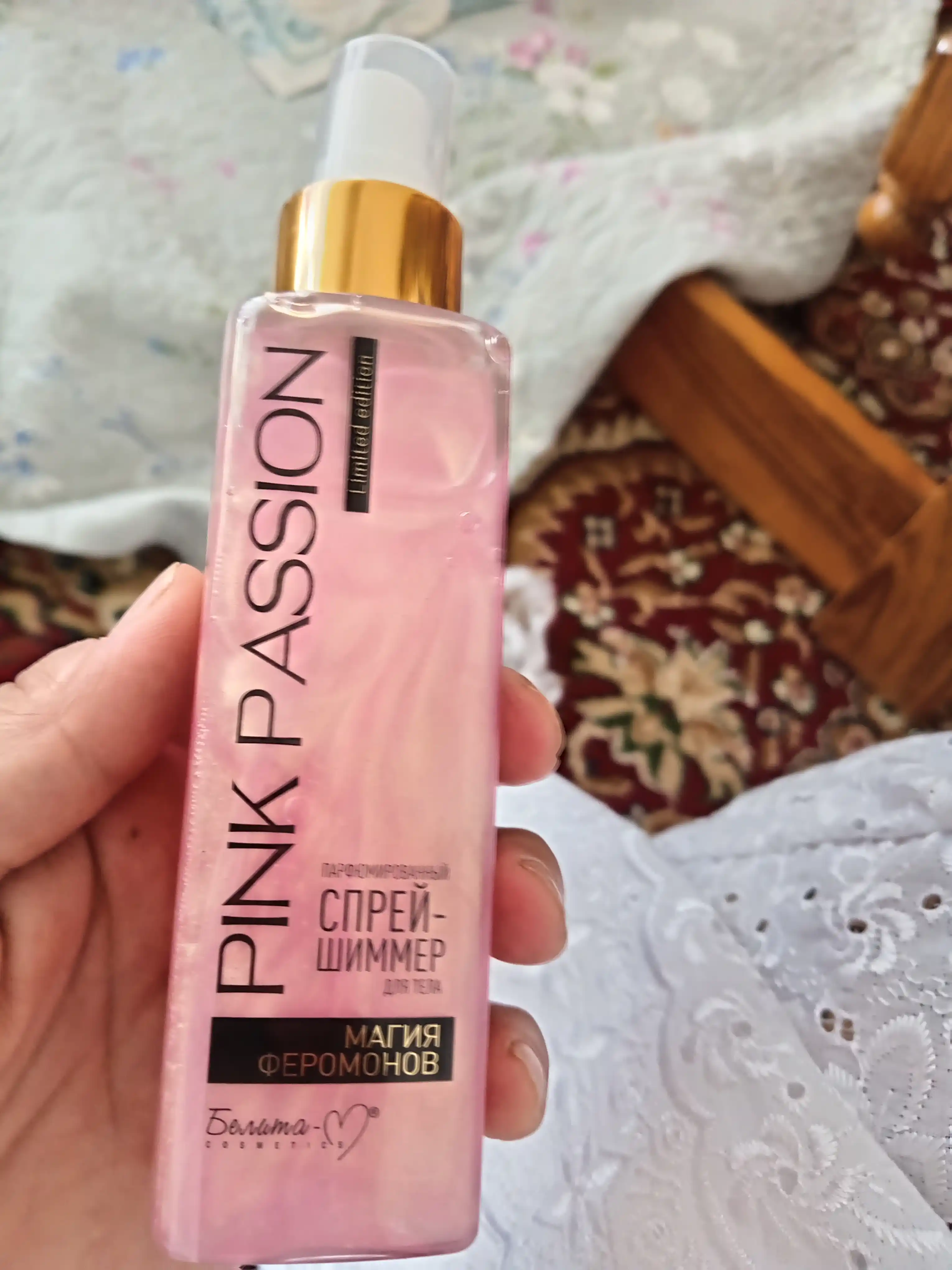 Feromonlar bilan parfyumeriya qilingan tana spreyi shimmer Pink Passion, 150 ml