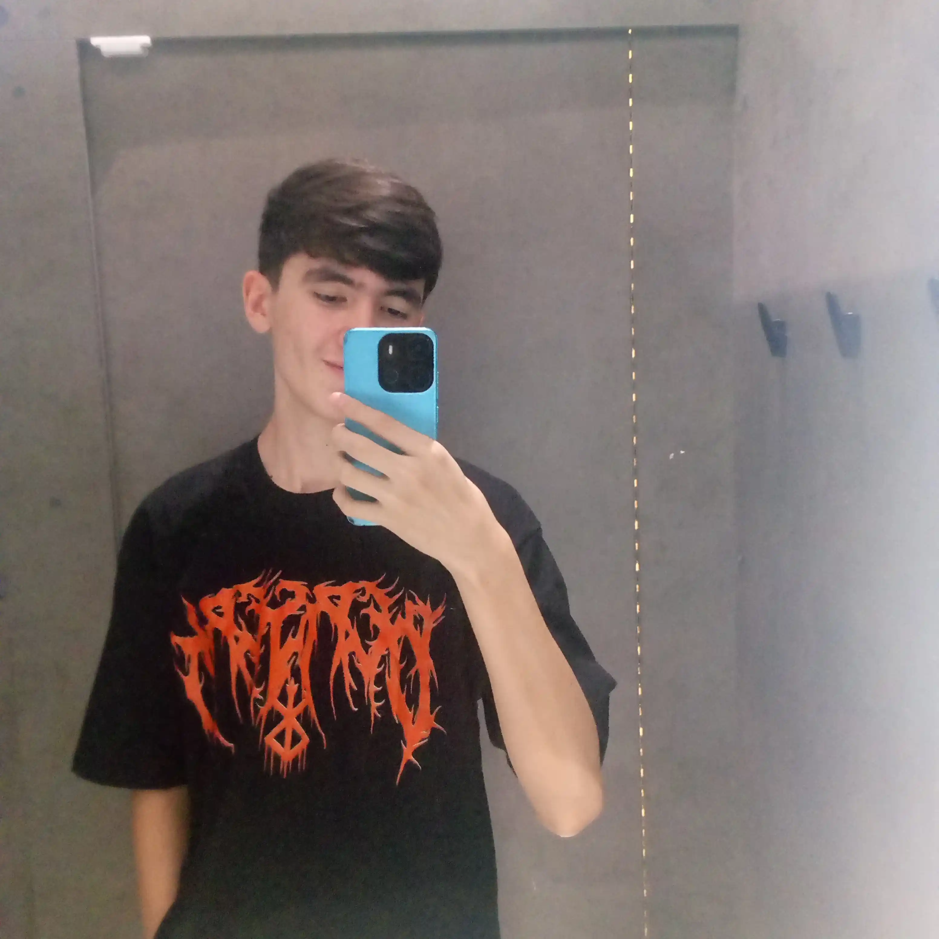 Berserk mavzusidagi oversize futbolkalar
