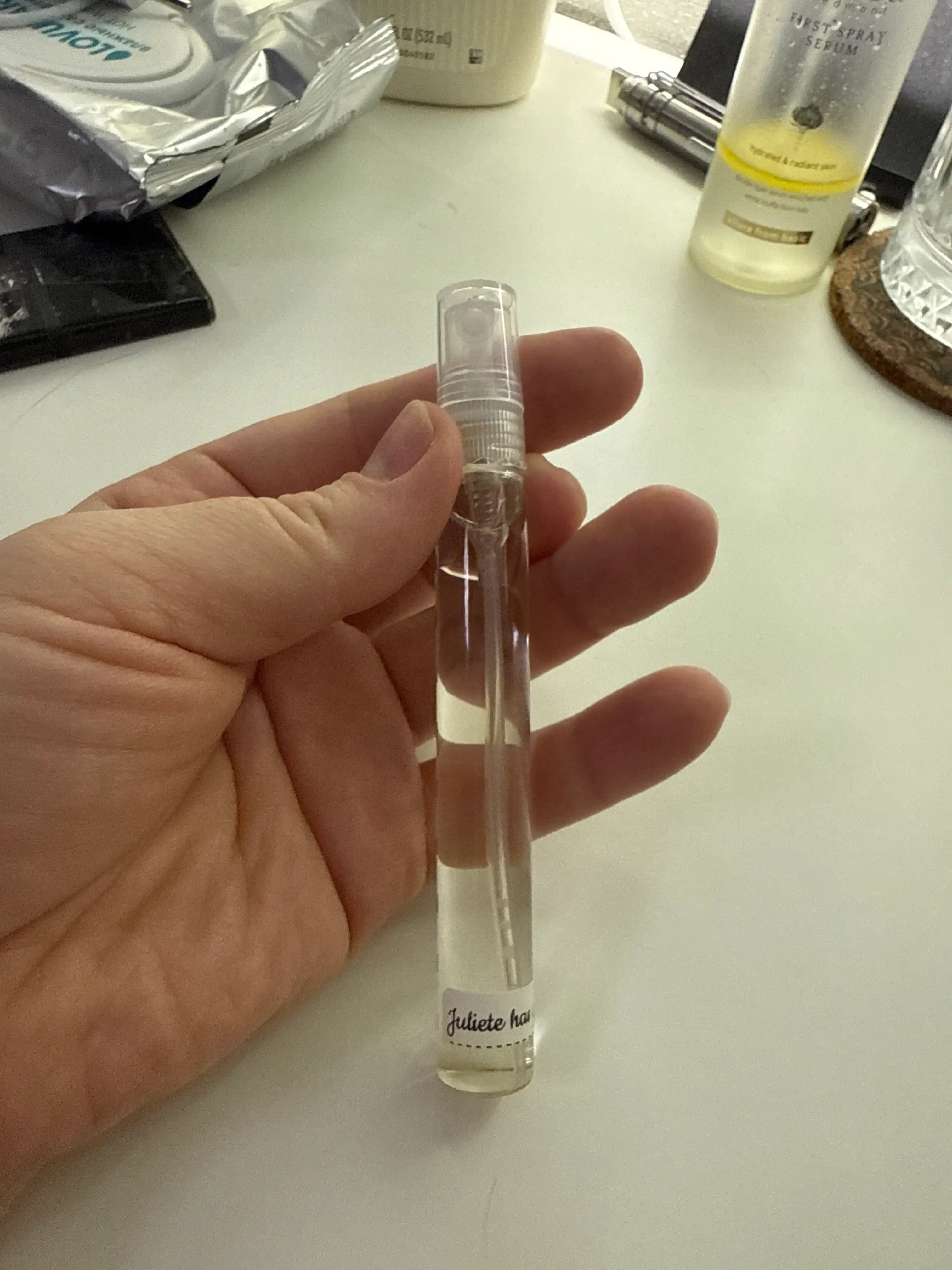 Ayollar uchun parfum ifor Juliet has gun stilistikasida Essens w183