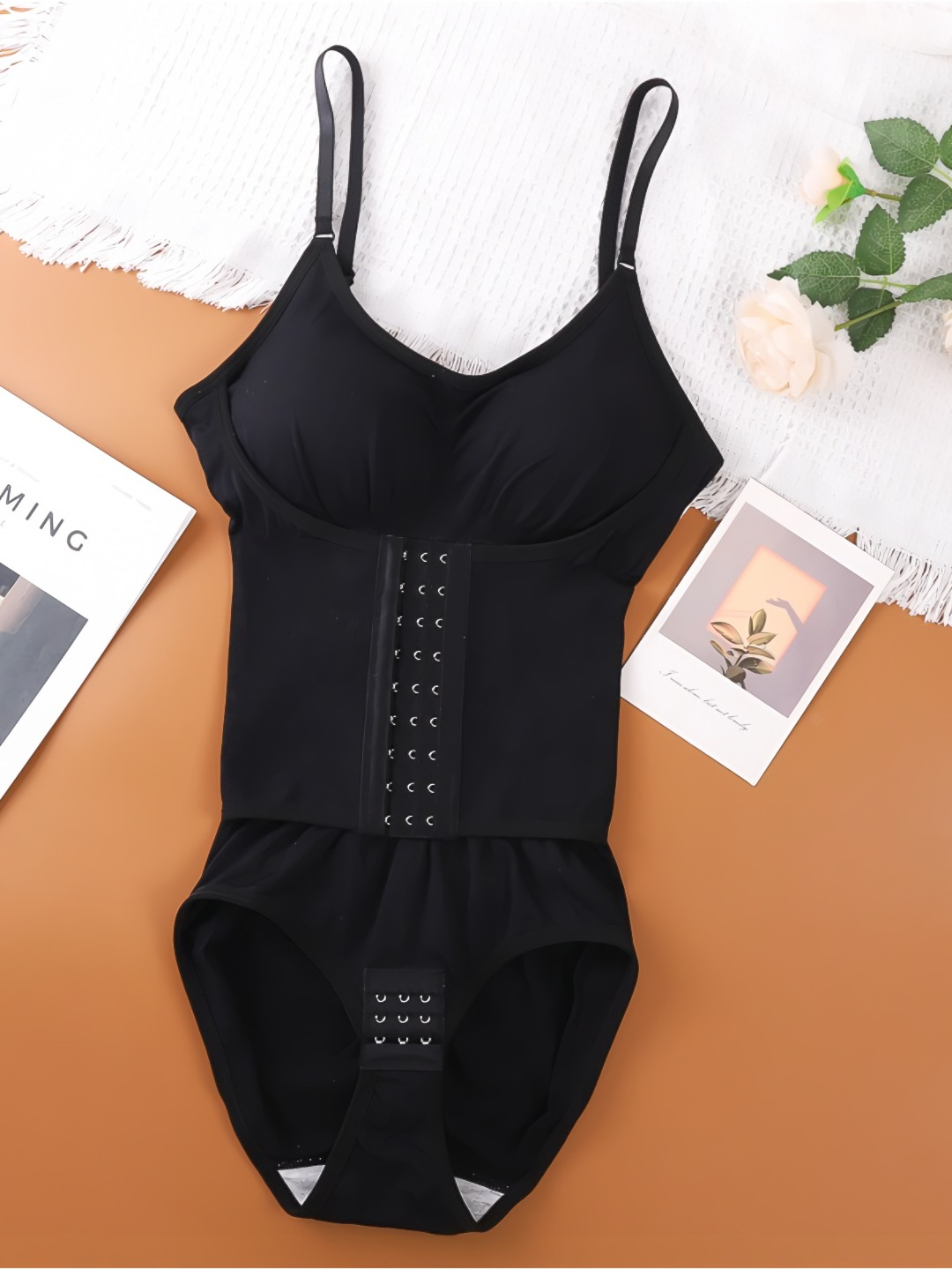 Erotik ichki kiyim, külot, mushuk Qora taytlarda yoyilgan oyoqlari surati