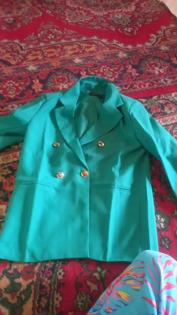 Ayollar pidjagi, klassik, tugmali uzaytirilgan jaket