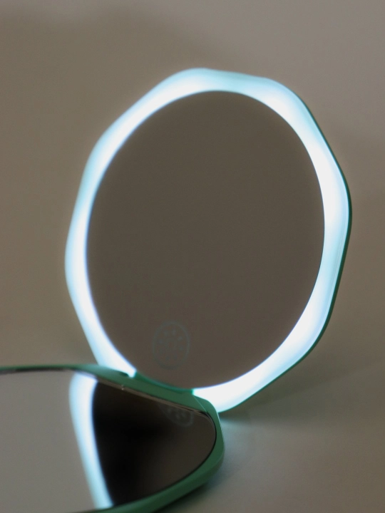 Зеркало с LED-подсветкой для макияжа