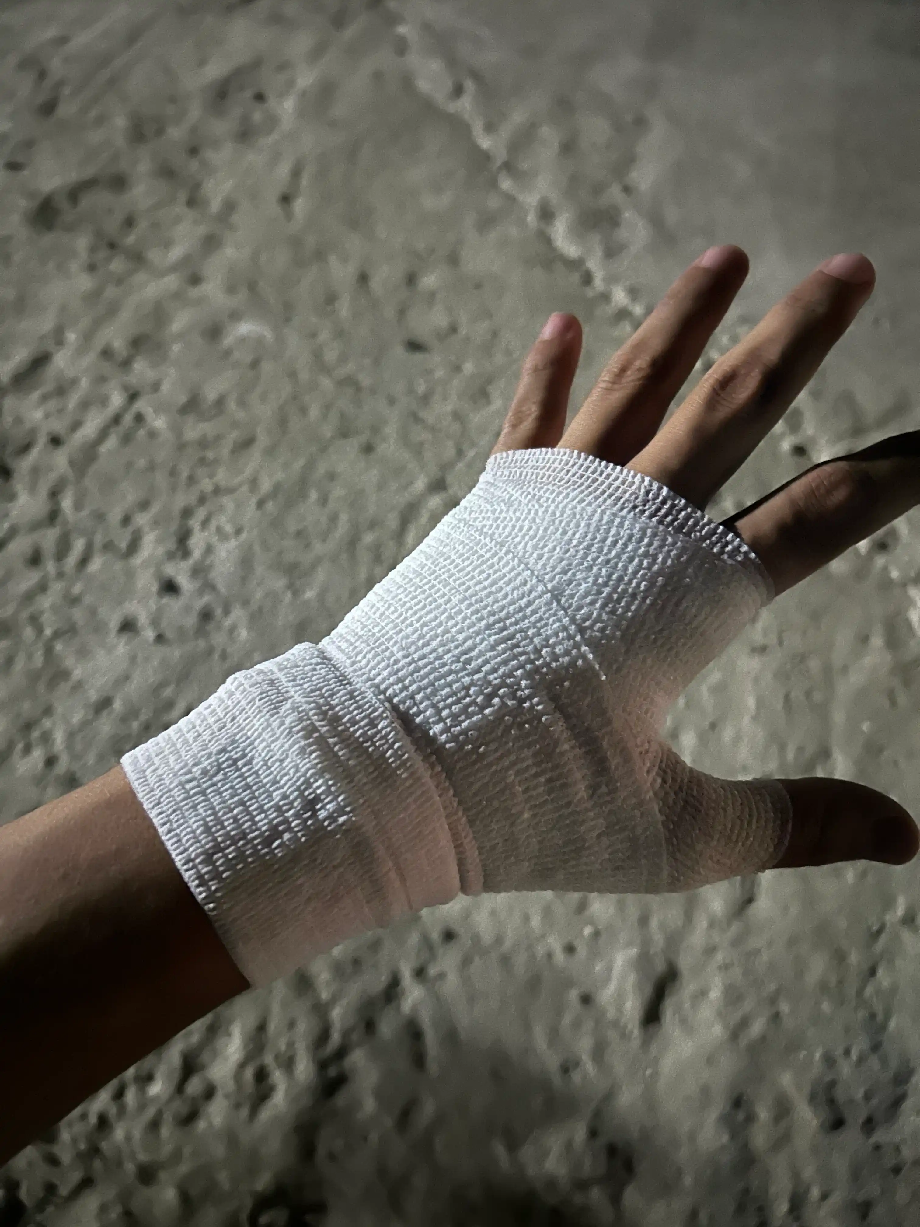 Elastik bint, bandaj, o‘zi yelimlanadigan tasma
