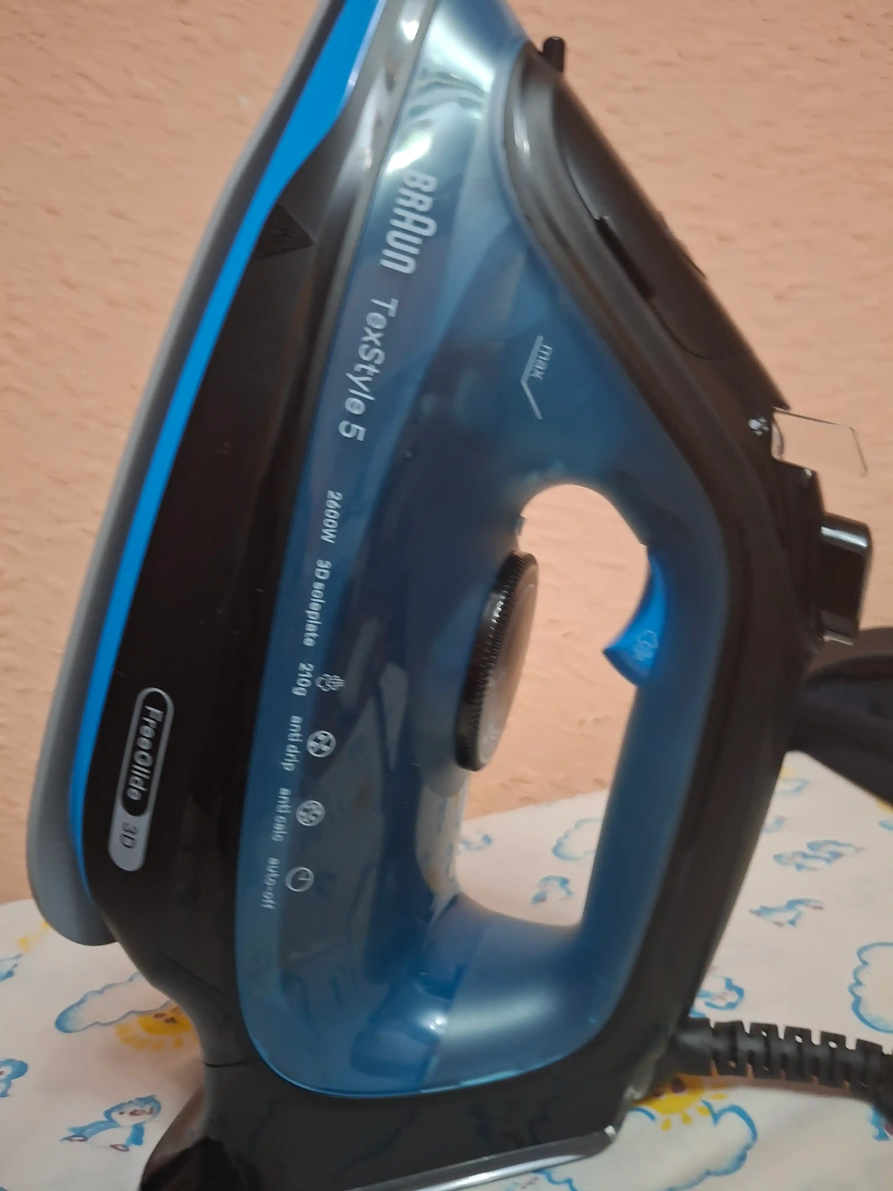 Bugʻli dazmol Braun SI5256BL TexStyle 5, 2600 Vt, bugʻ zarbasi 210 g/min