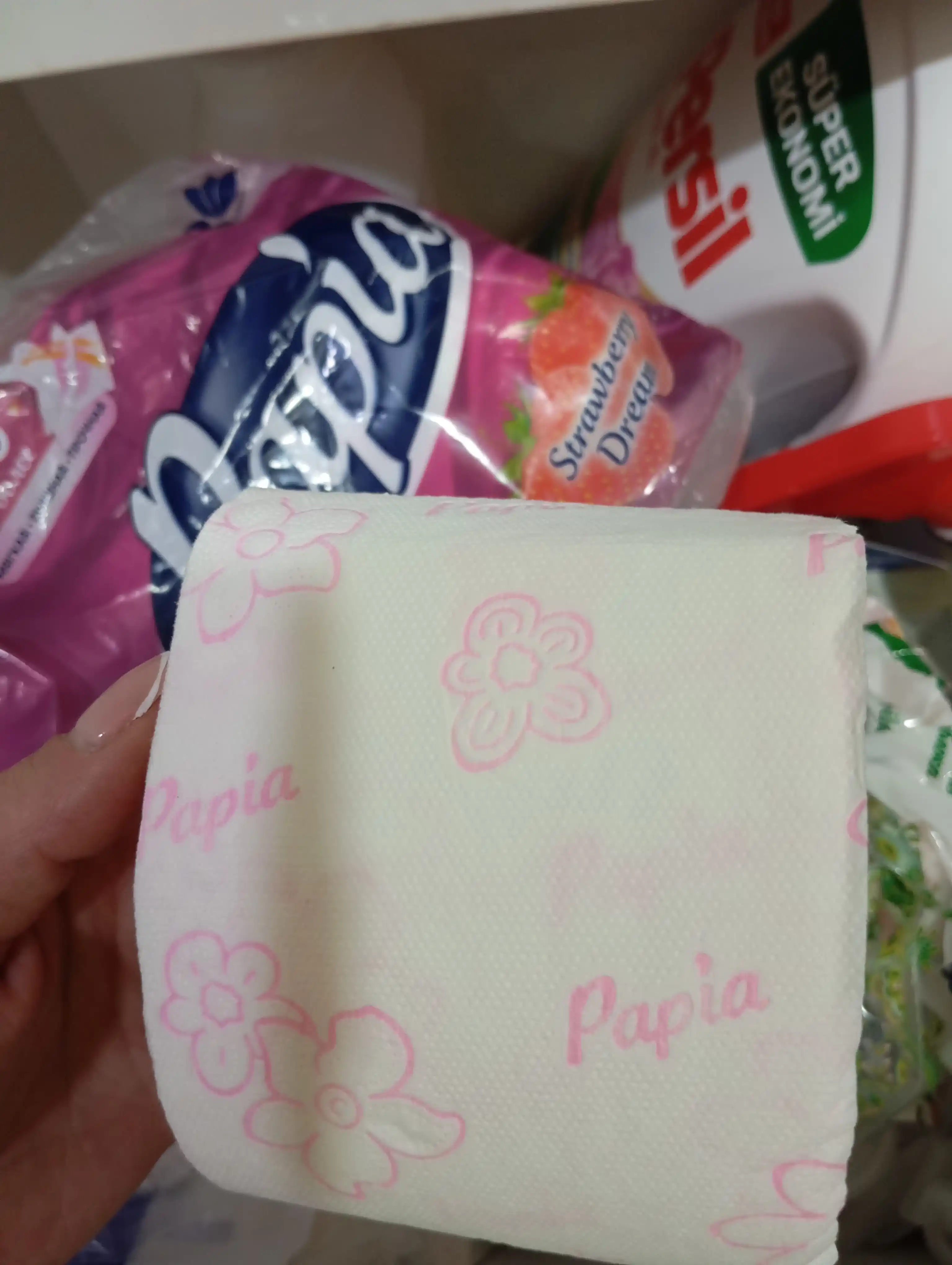 Hojatxona qog'ozi Papia, qulupnay 3 qatlamli 4 dona