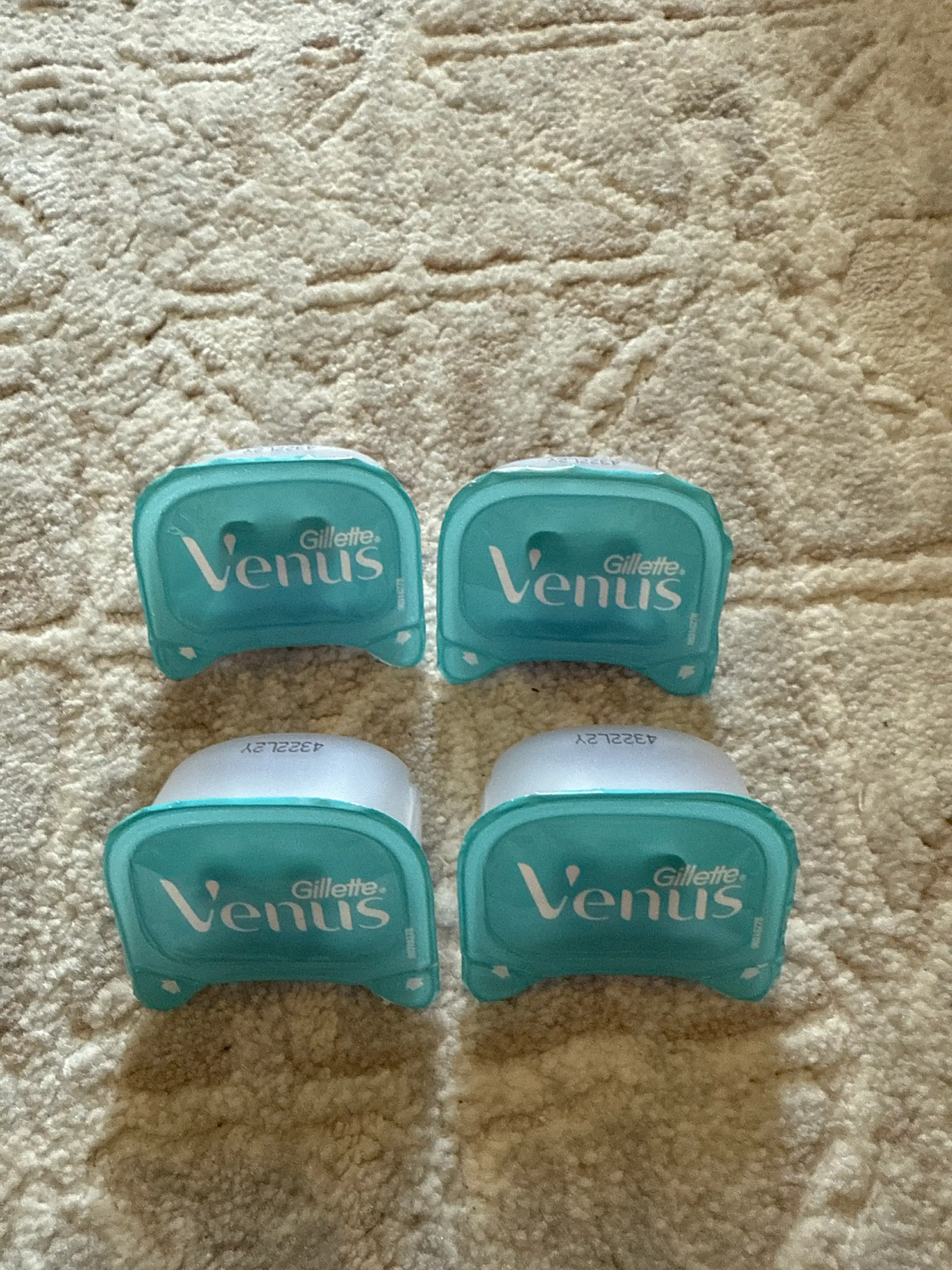 Сменные кассеты для бритвы Venus Breeze (cо встроенными полосками с гелем для бритья), 4 шт.