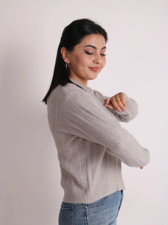 Ayollar uchun kulrang kardigan zippali yoqali — trikotaj
