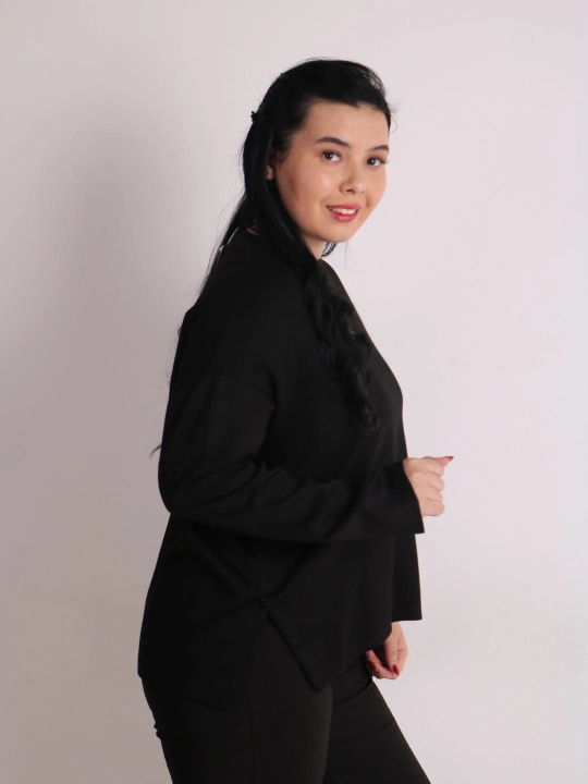 Ayollar uchun longsliv yozuvli, zun yengli