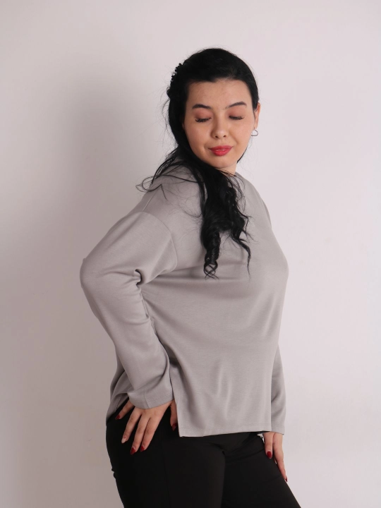 Ayollar uchun longsliv yozuvli, zun yengli