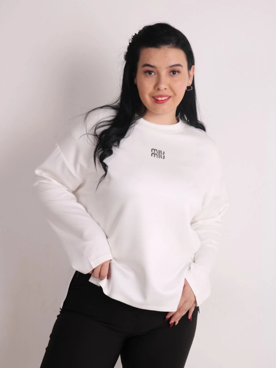Ayollar uchun longsliv yozuvli, zun yengli