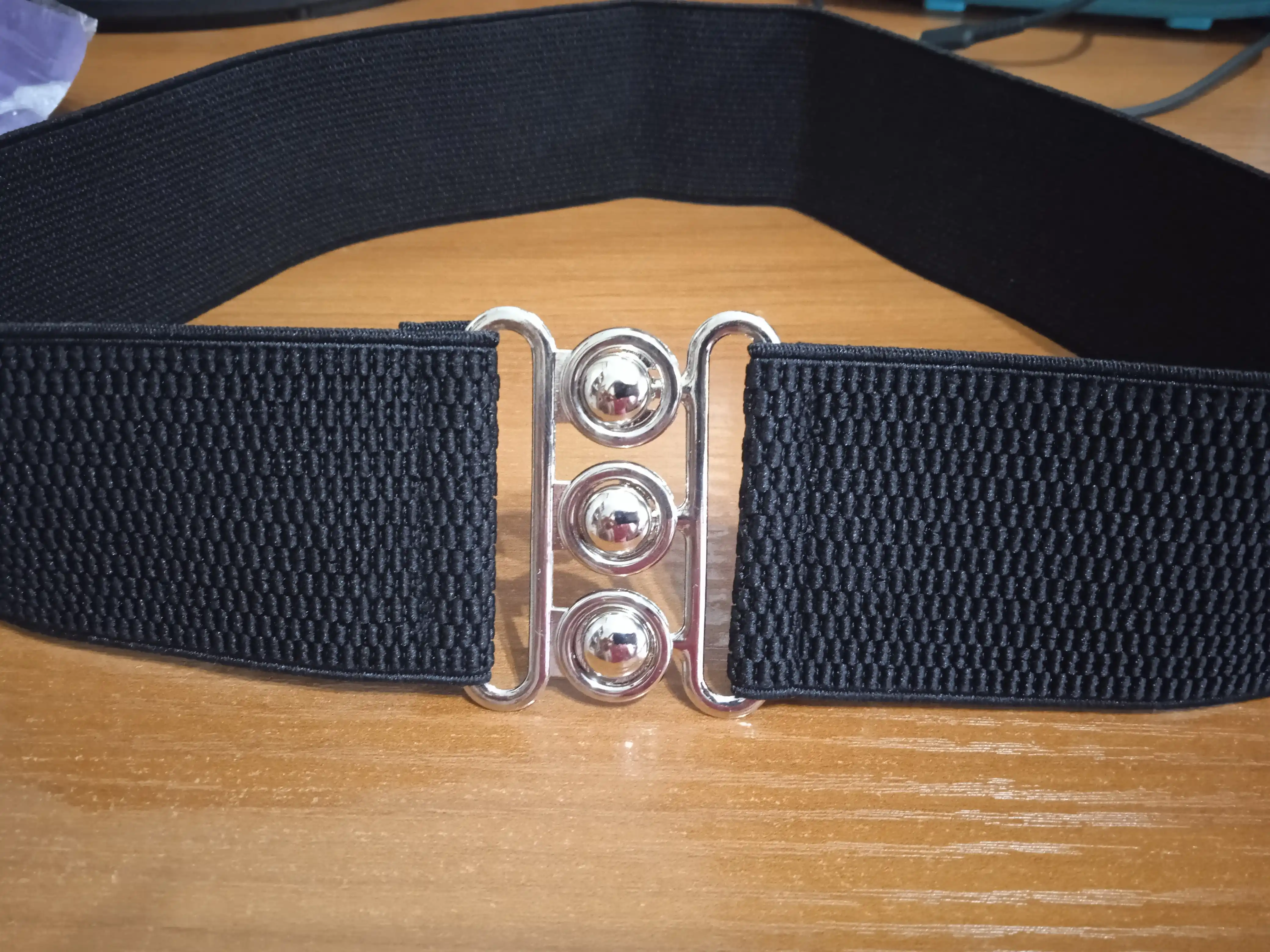 Ayollar kamar, rezinka, toka bilan