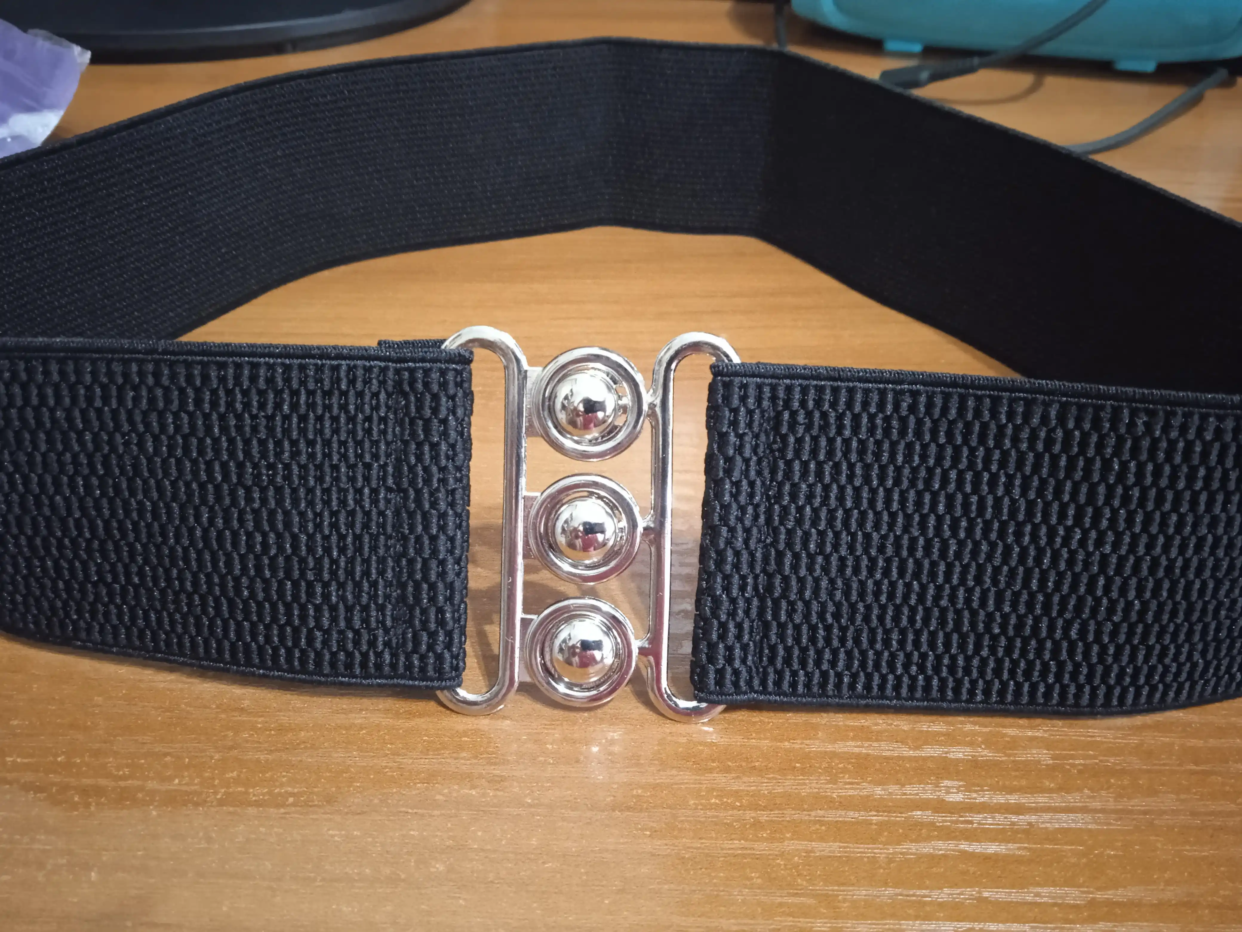 Ayollar kamar, rezinka, toka bilan