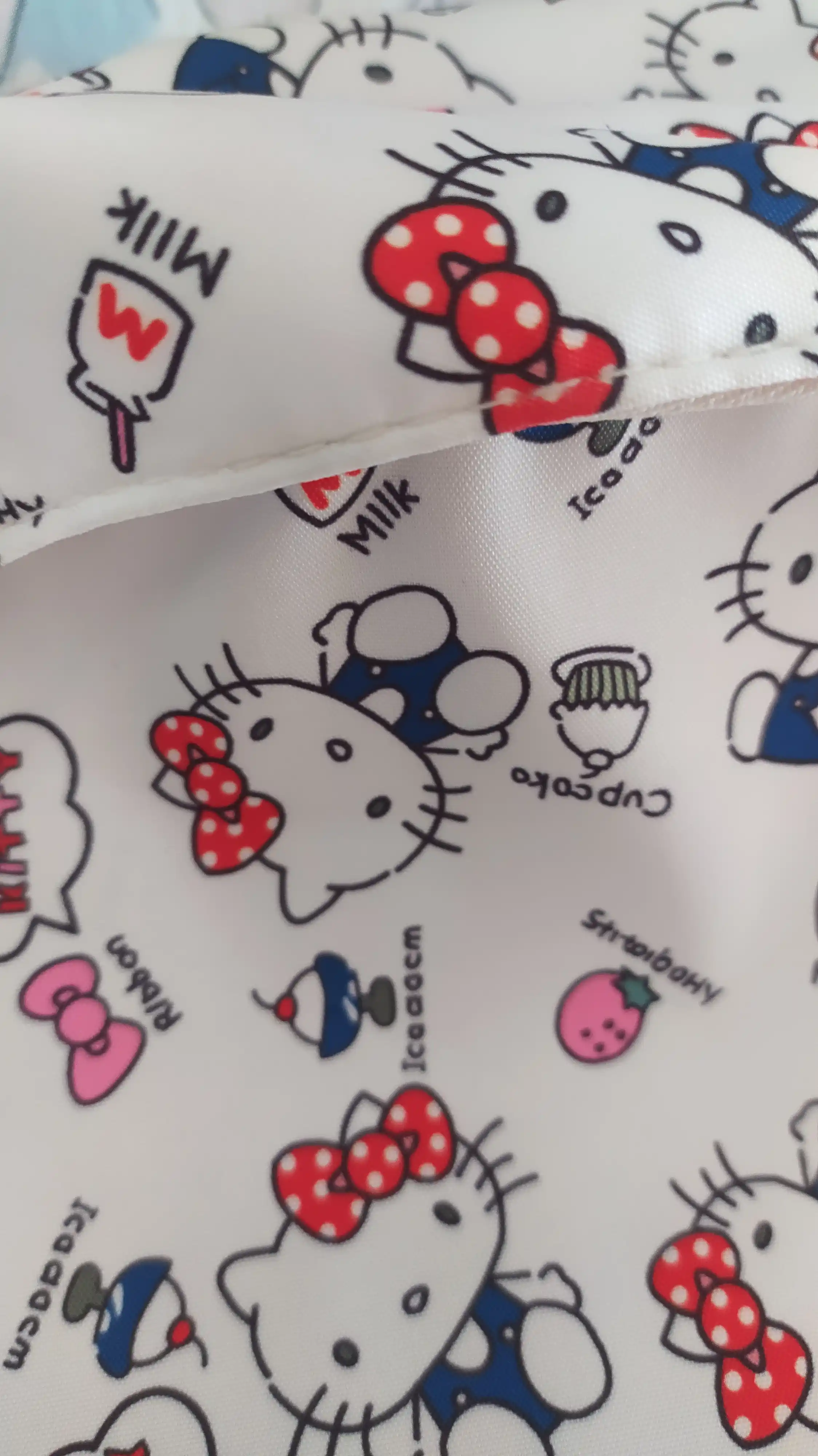 Maktab ryukzagi Hello Kitty, Doraemon