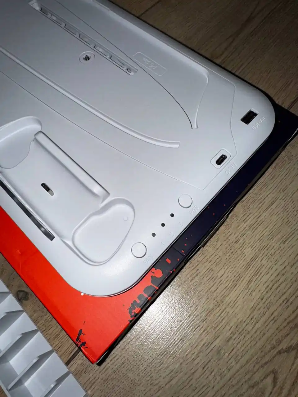 PlayStation 5 sovutgich tagligi, joystiklar uchun o‘rnatilgan quvvatlash moslamasi
