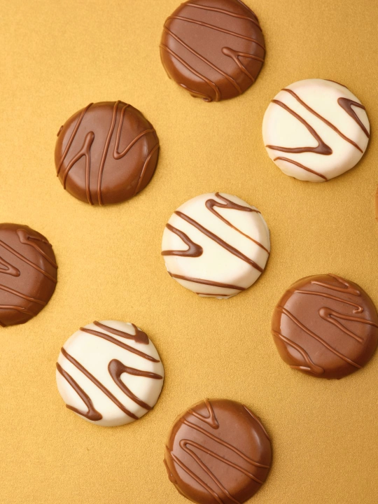Karamel solingan pechene biskvit, sut va oq glazurda, 2 kg